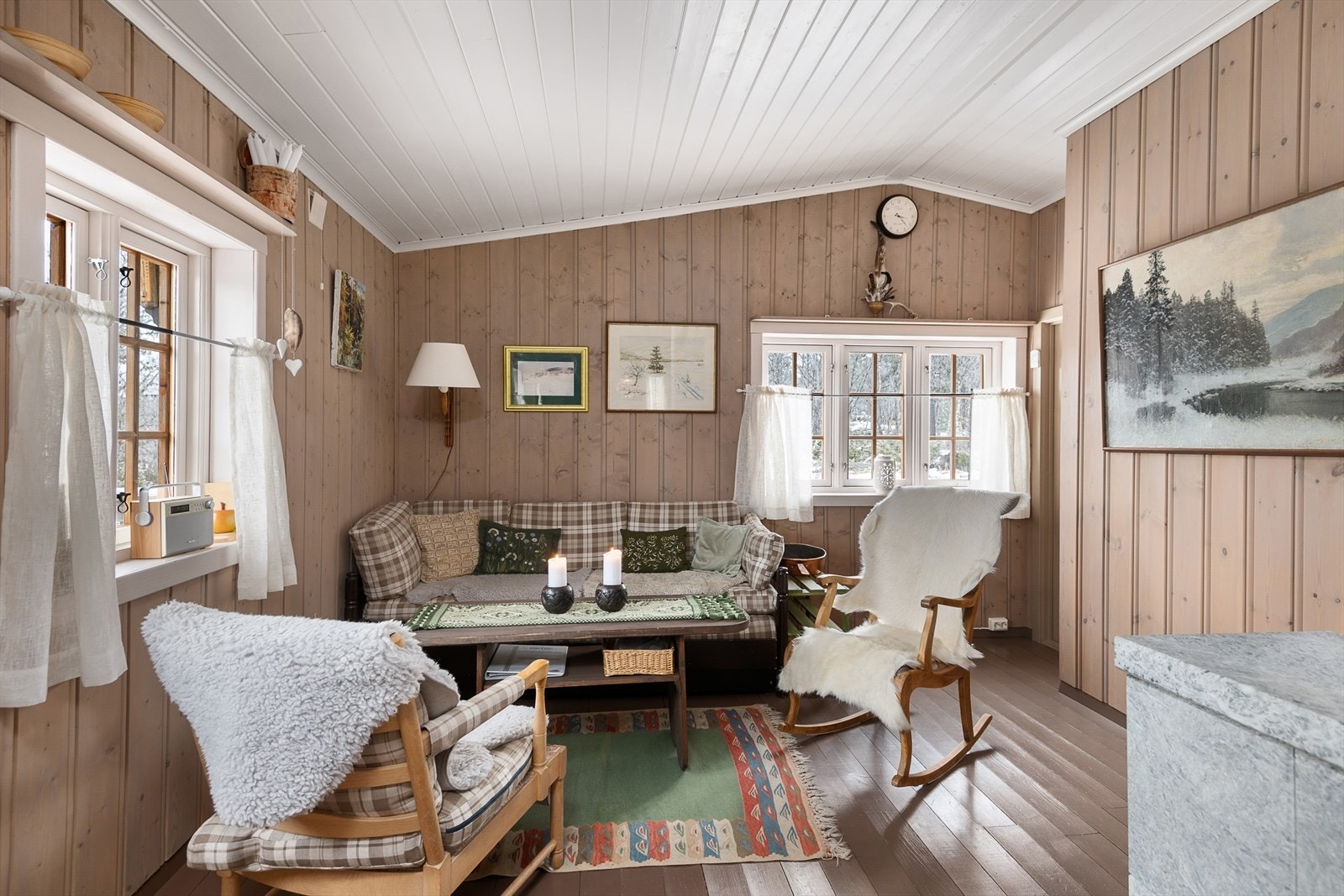 Her er det god plass til både sofagruppe og spisemøblement Galleribilde