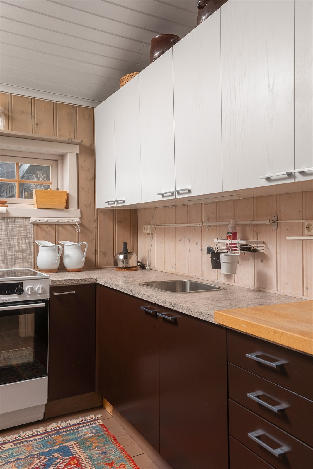 Det er godt med skap- og benkeplass på kjøkkenet Galleribilde