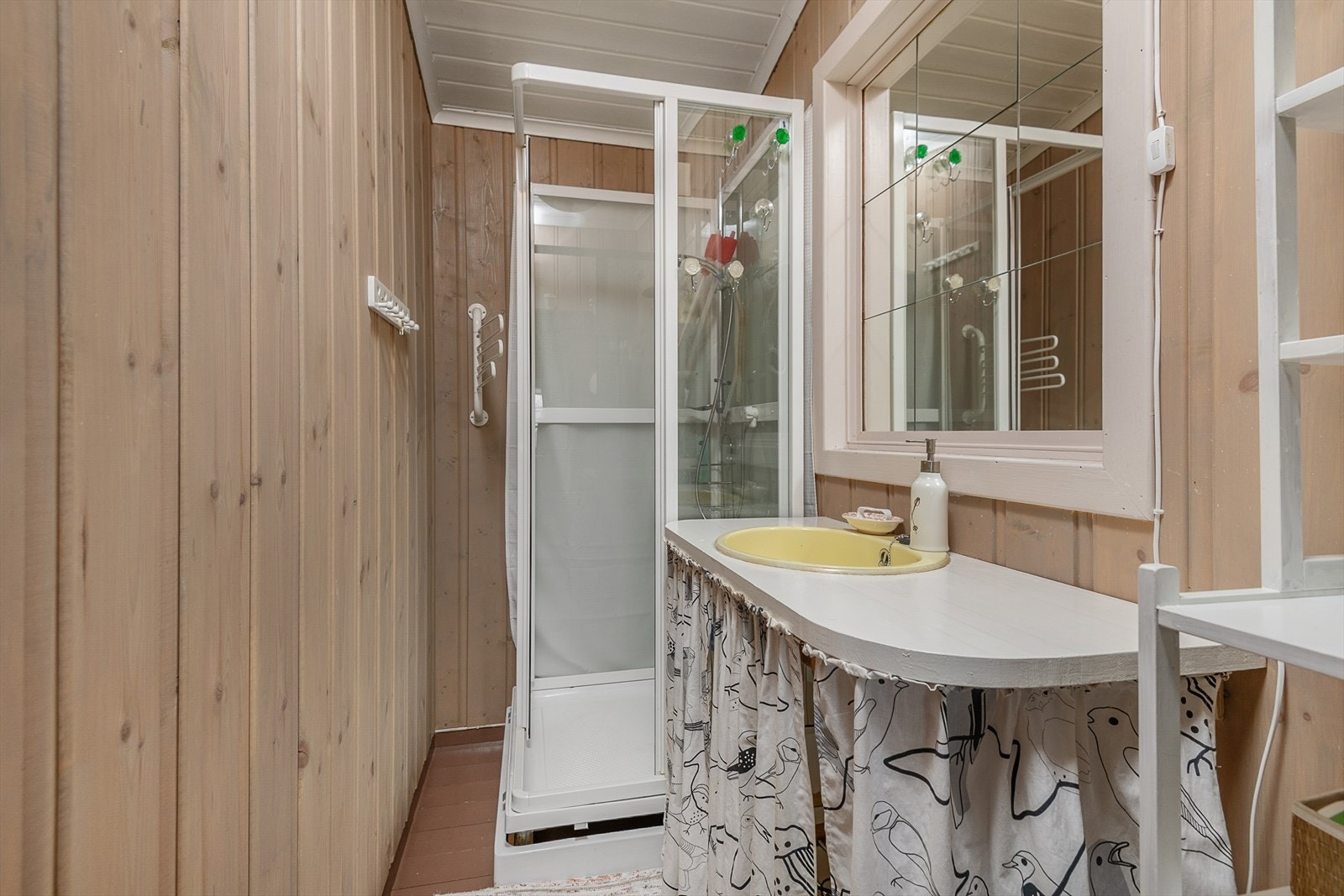 Hyttebad har dusj med tank og pumpeløsning Galleribilde