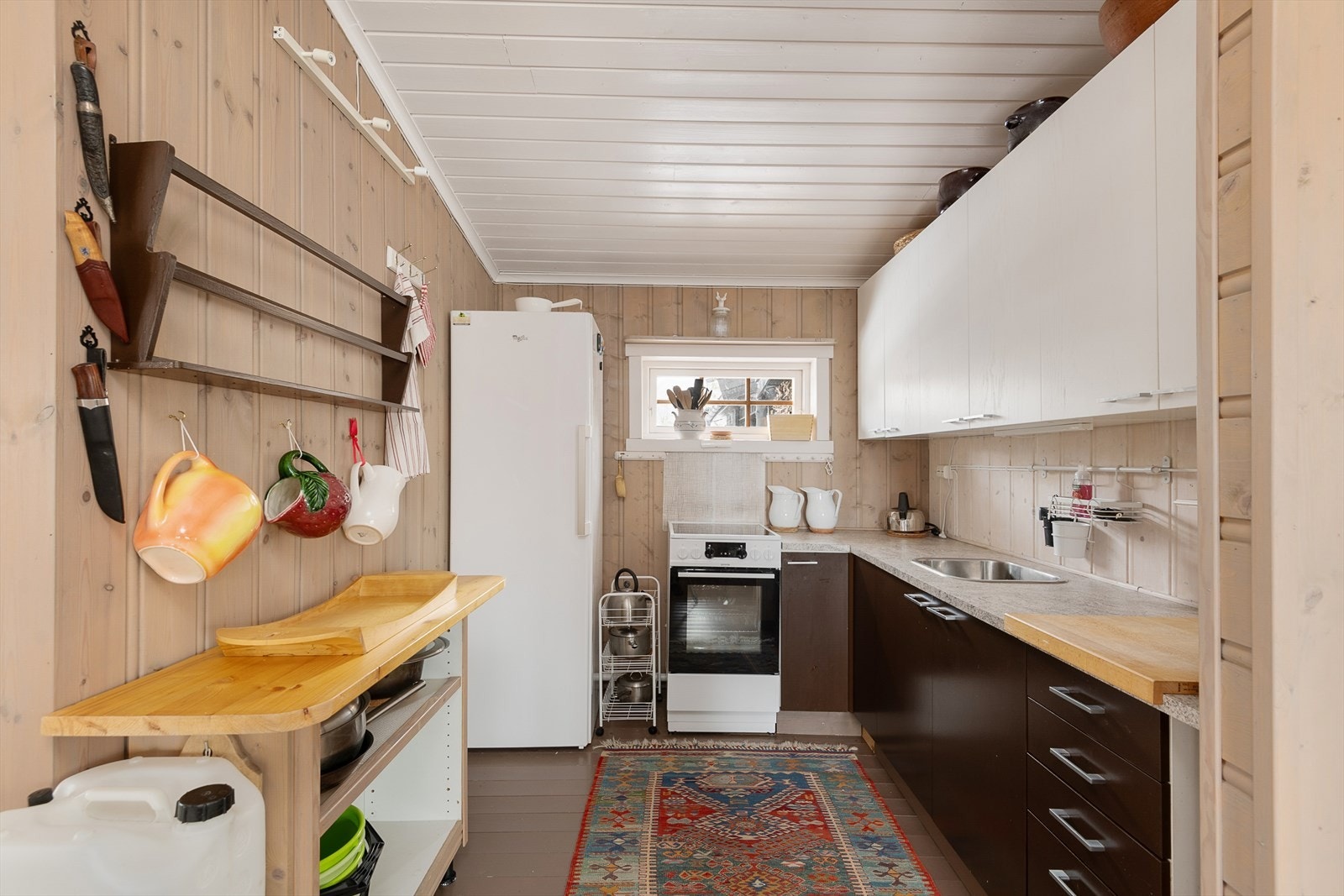 Kjøkkenet har innredninger i L-form Galleribilde