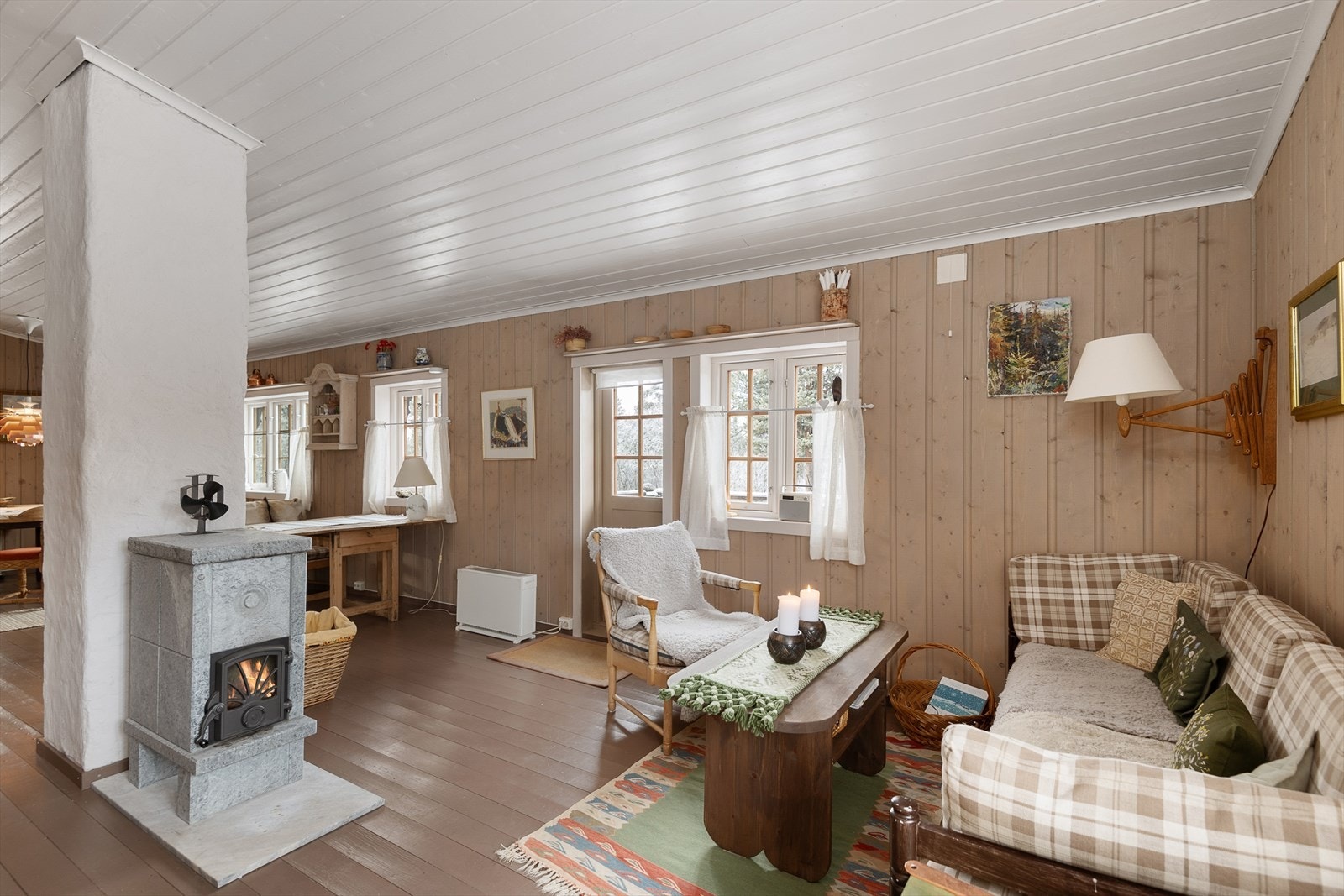 Stuen har en fin utforming som enkelt lar deg dele i separate sosiale soner Galleribilde