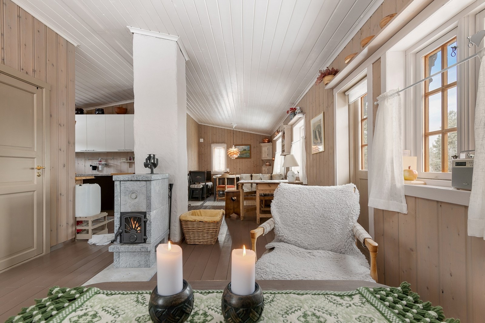 Stuen har åpent røste og lyse himlinger som bidrar til god romfølelse Galleribilde