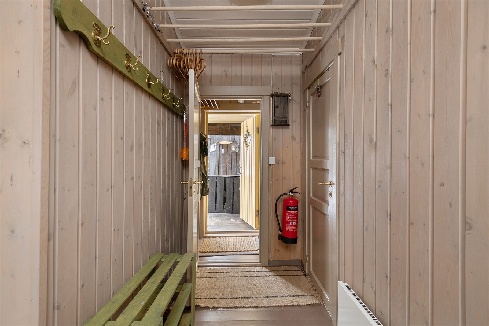 Entré og mellomgang i åpen løsning mot stue Galleribilde