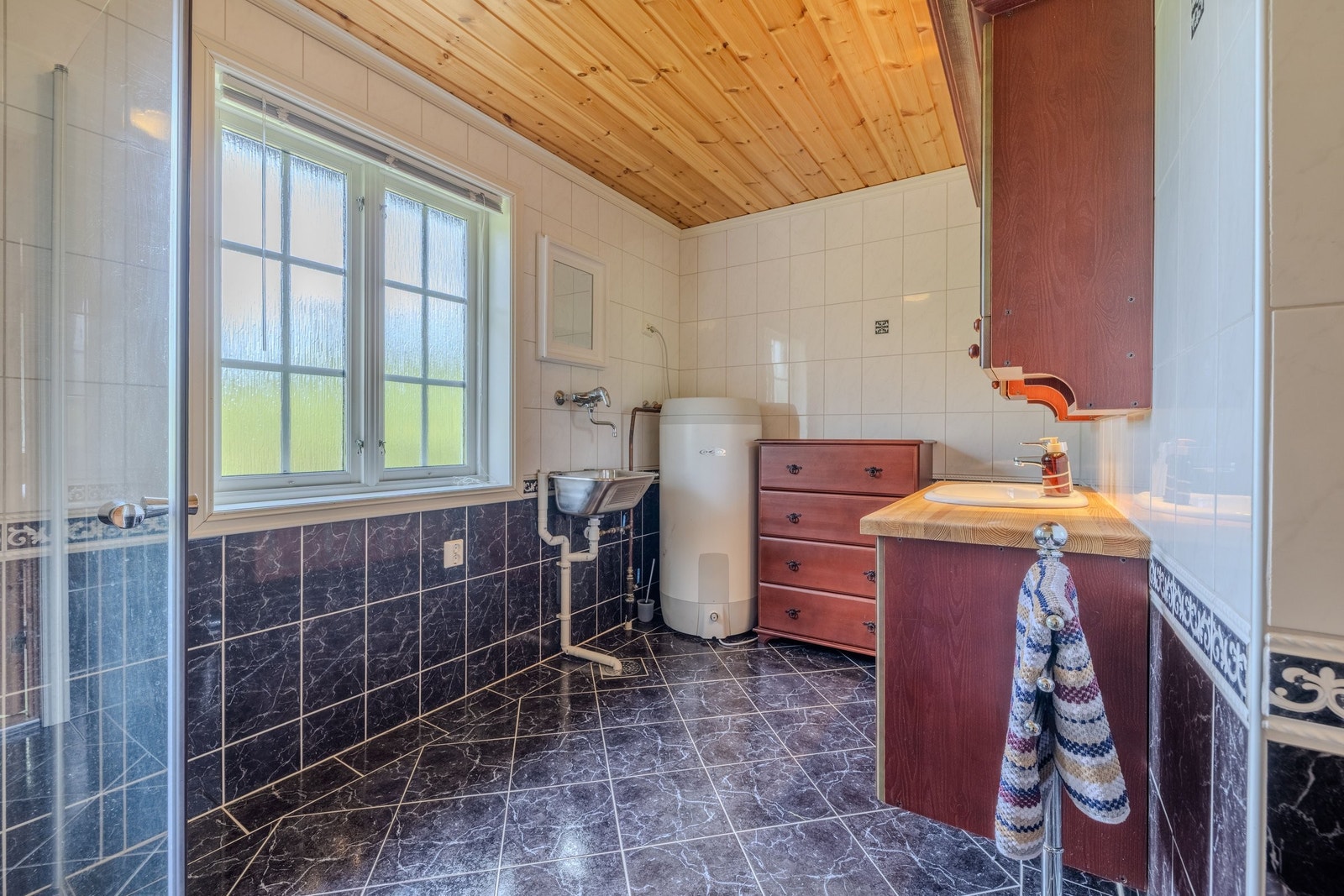 Bad med plass til vaskemaskin Galleribilde