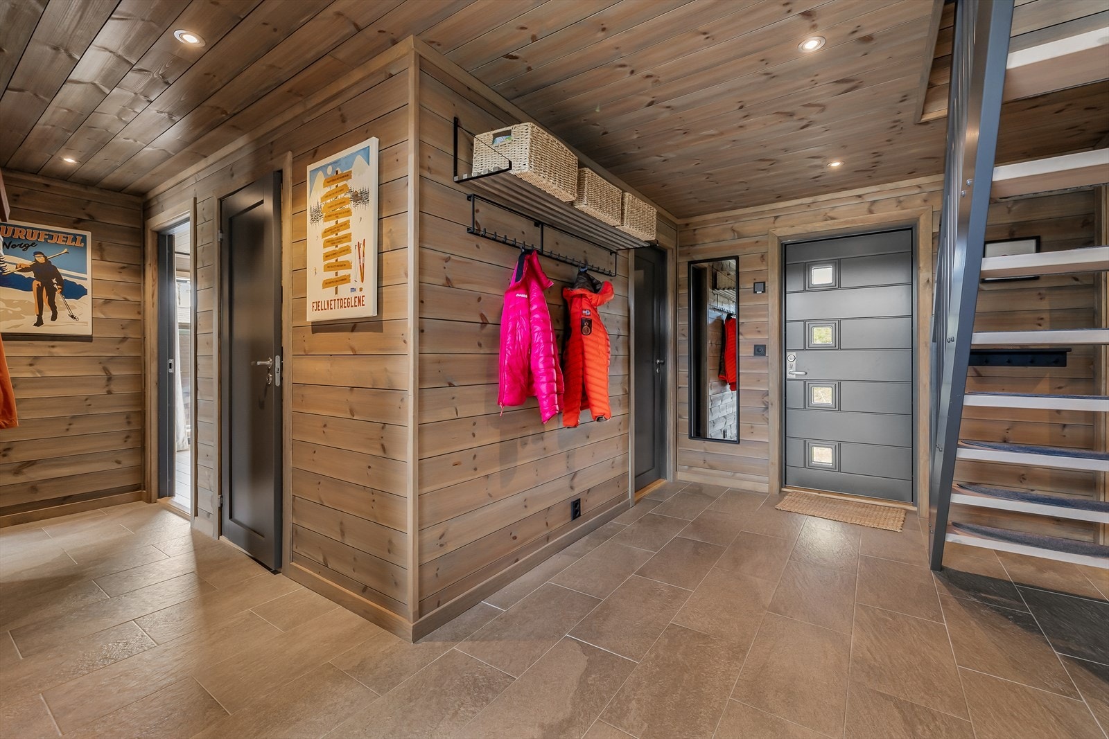 Flislagt entré med fine løsninger for oppbevaring Galleribilde