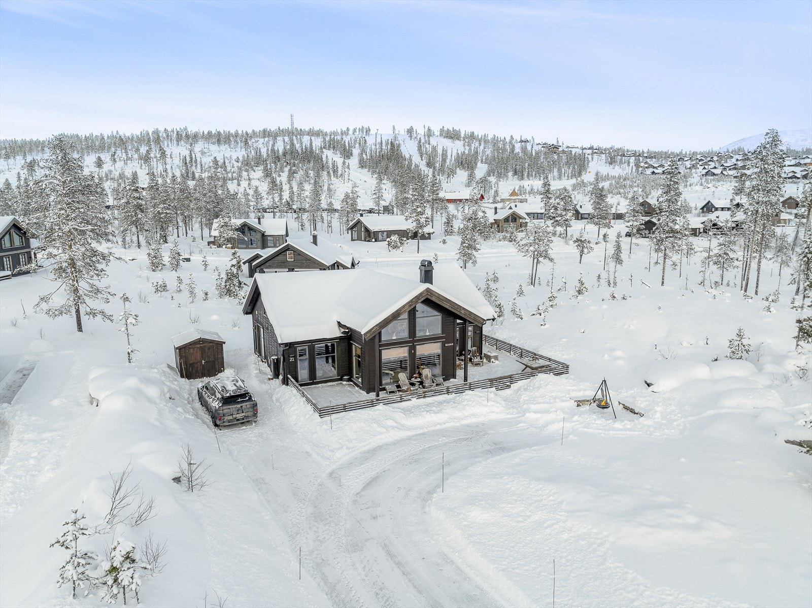 På tomten er det god plass til biloppstillingsplass. Det er etablert elbil-lader Galleribilde