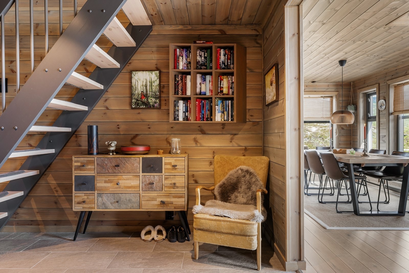 Det er gjennomgående parkett på gulv og beiset trepanel på vegg Galleribilde