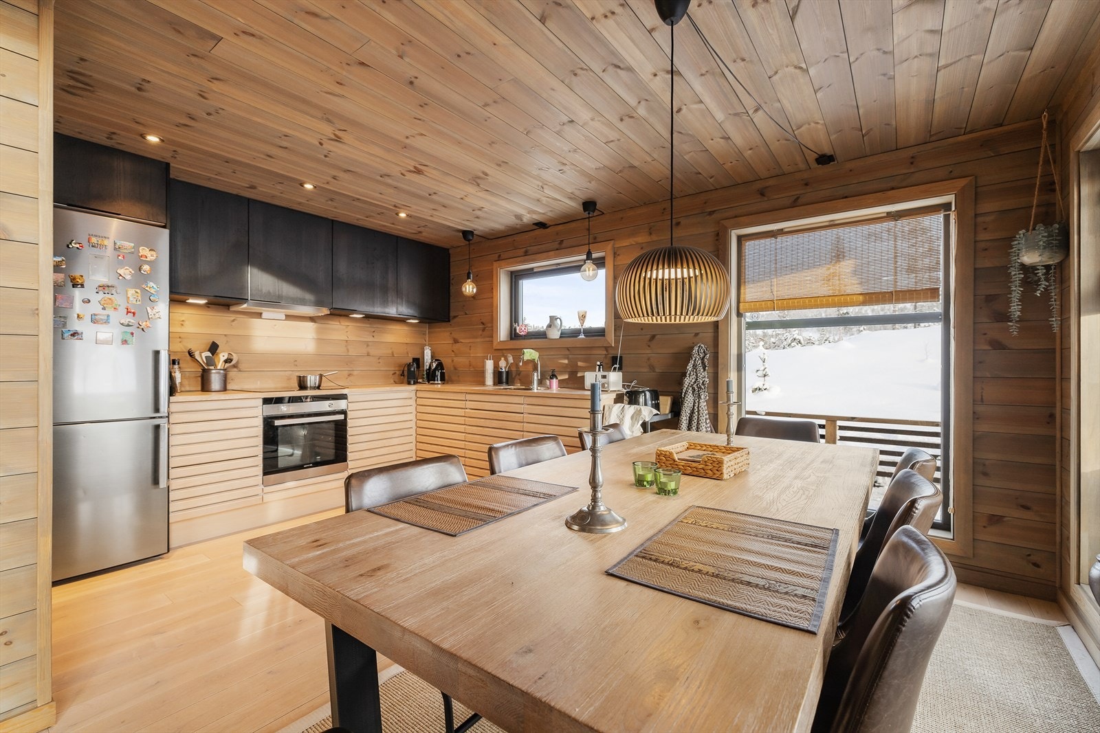 Innbydende kjøkken med rikelig skap -og benkeplass, utstyrt med oppvaskmaskin, platetopp, stekeovn, vannstoppsystem og komfyrvakt. Kjøkkenventilator med avtrekk ut Galleribilde