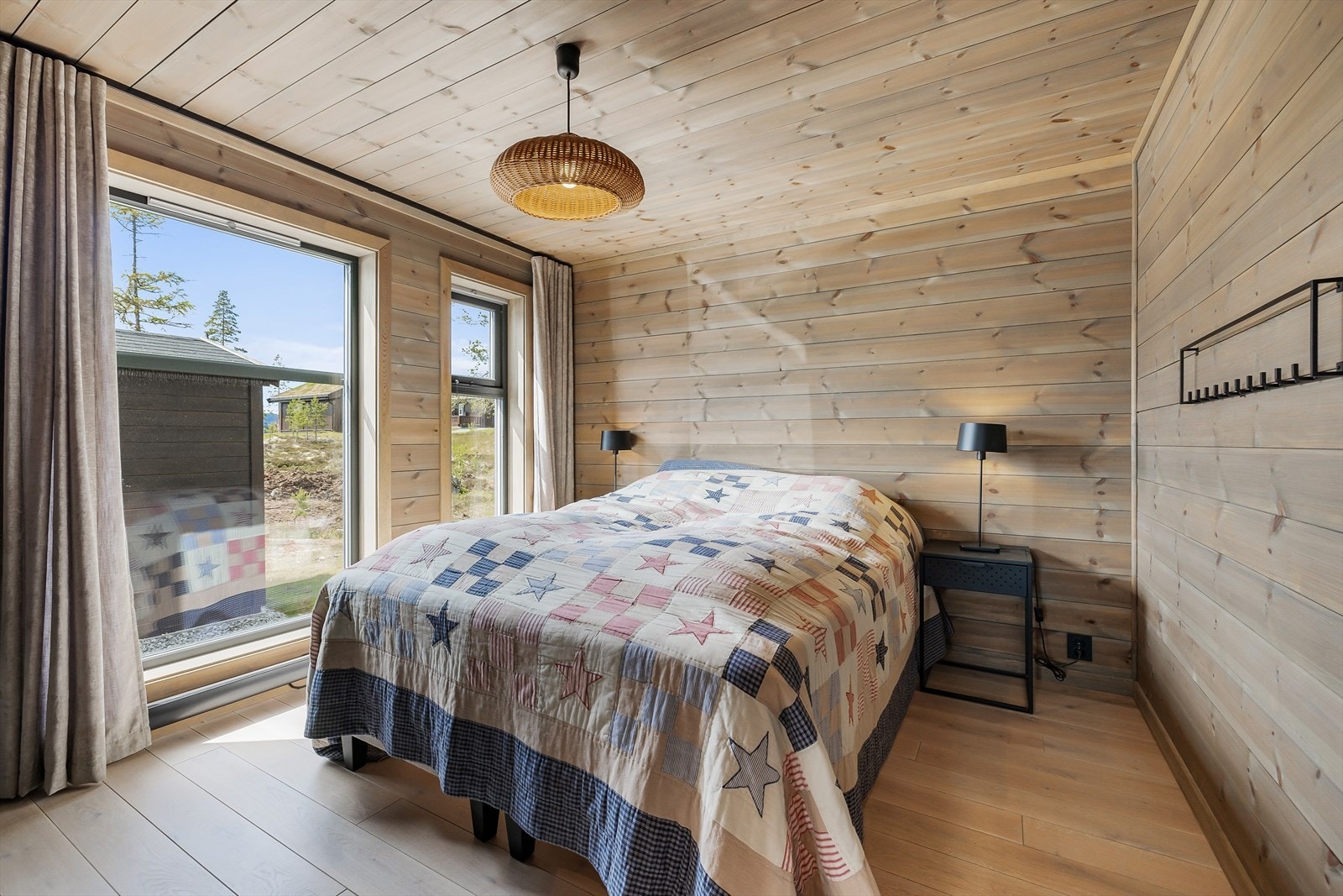 Innbydende soverom med behagelig atmosfære og god plass til dobbeltseng Galleribilde