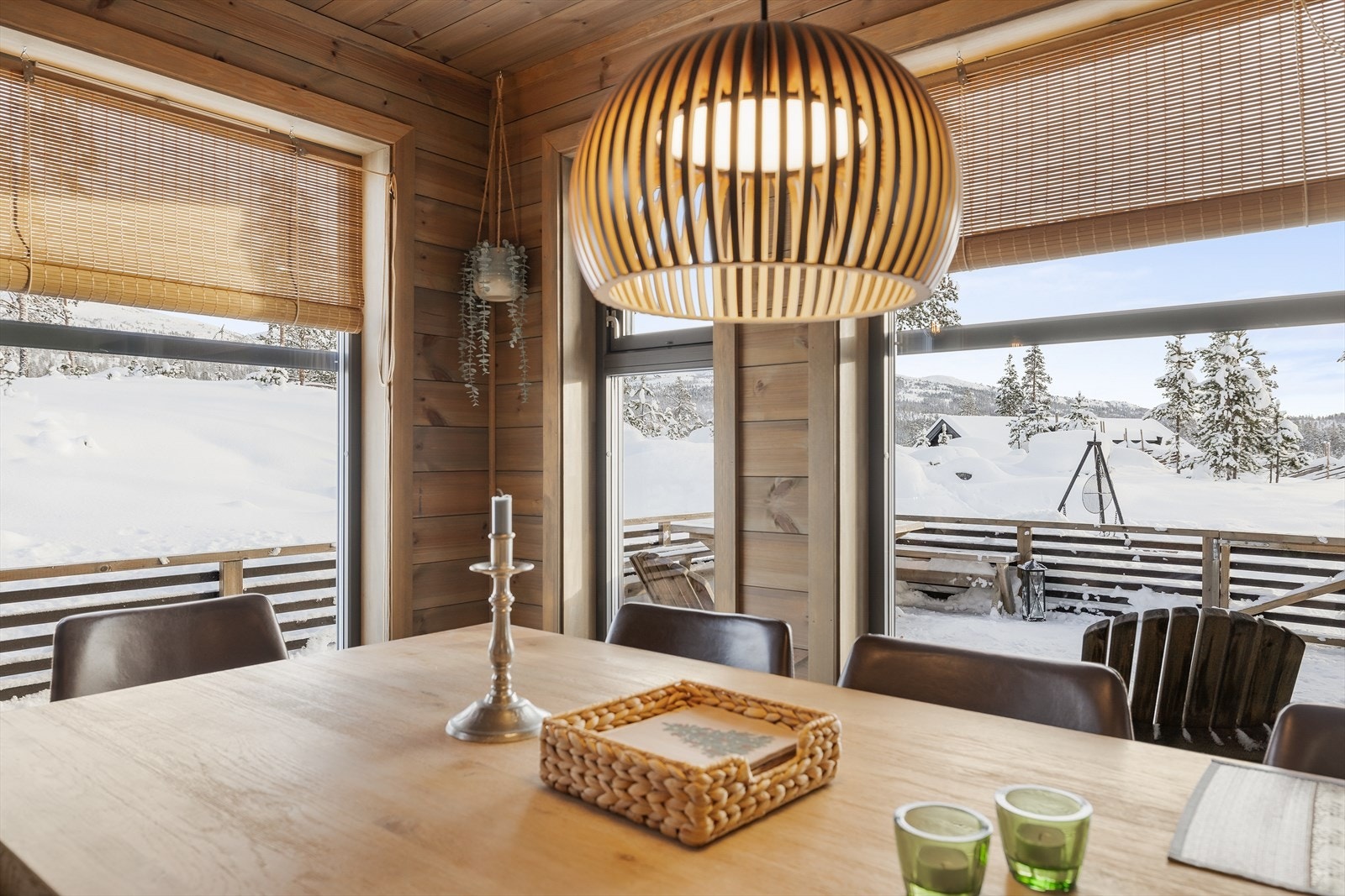 Spisestuen ligger i tilknytning til kjøkkenet - perfekt for sosiale sammenkomster Galleribilde