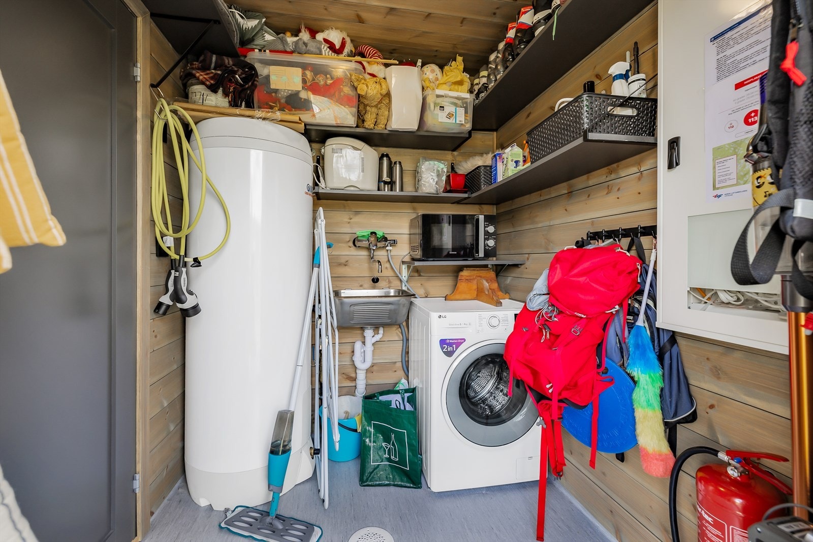Praktisk og romslig vaskerom med gode løsninger. Her finner man også varmtvannstank Galleribilde