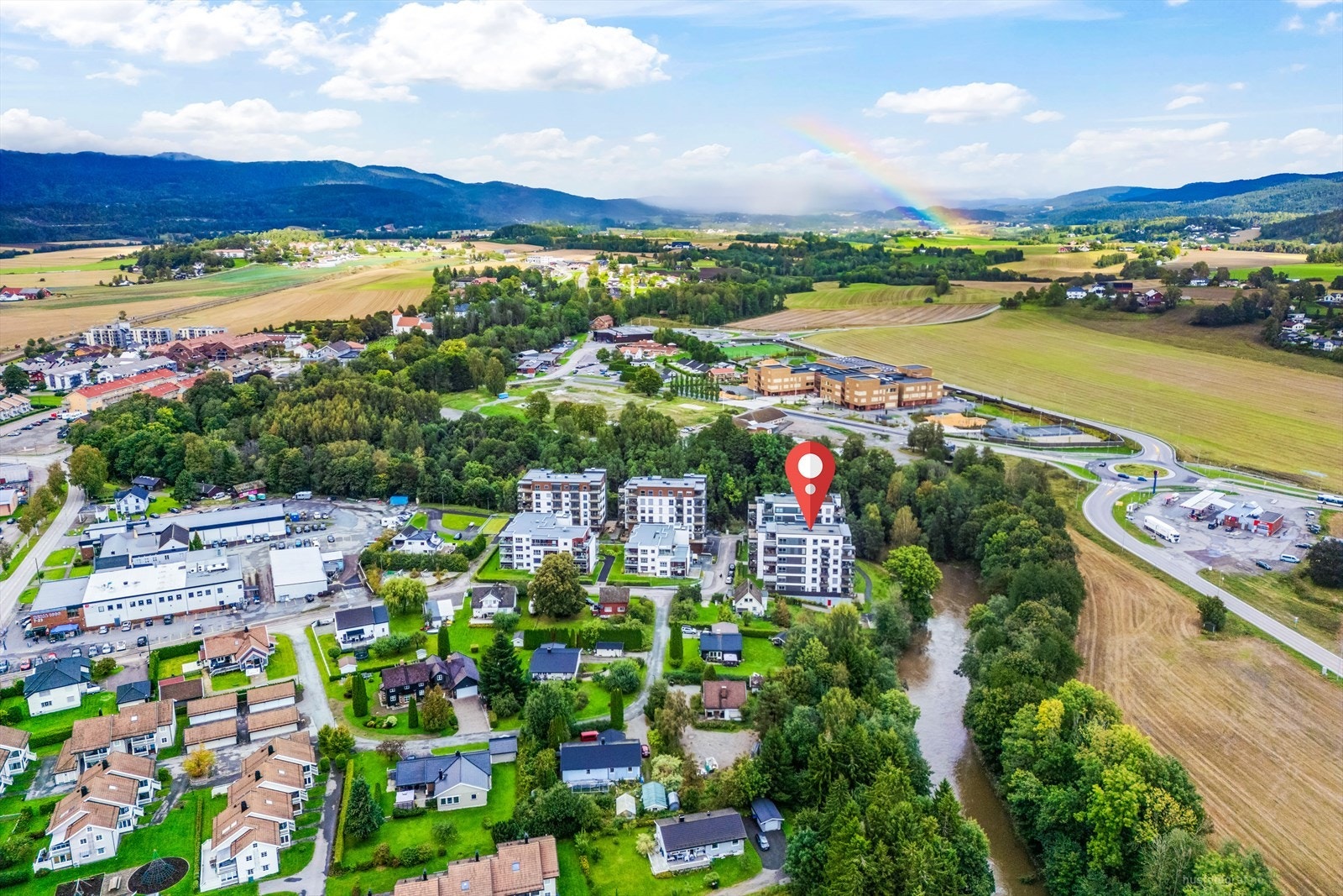 Her bor du i umiddelbar nærhet til alt sentrum har å tilby, med butikker, caféer, serveringssteder, vinmonopol og både buss- og togstasjon kun en kort spasertur unna. Galleribilde