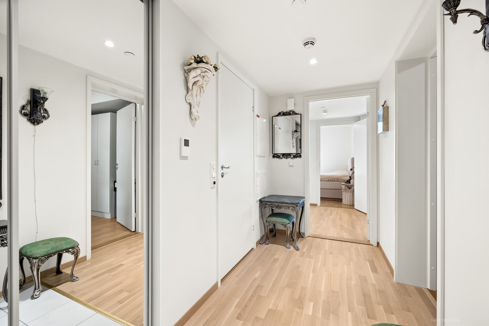 I gangen er det downlight i taket og inngang til bad og soverom. Galleribilde