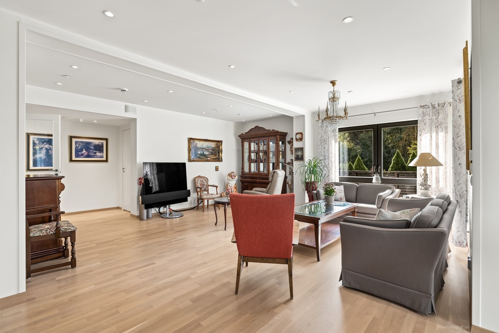 Det er parkett på gulv og malte plater på vegger og tak. Galleribilde