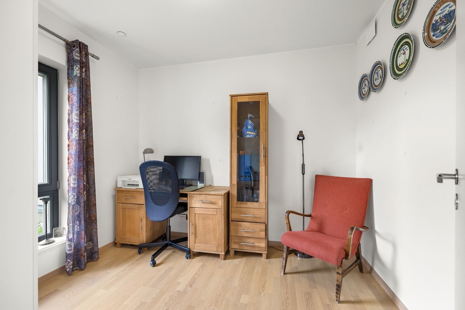 Leiligheten har 3 soverom og dette romme er innredet som et kontor. Galleribilde