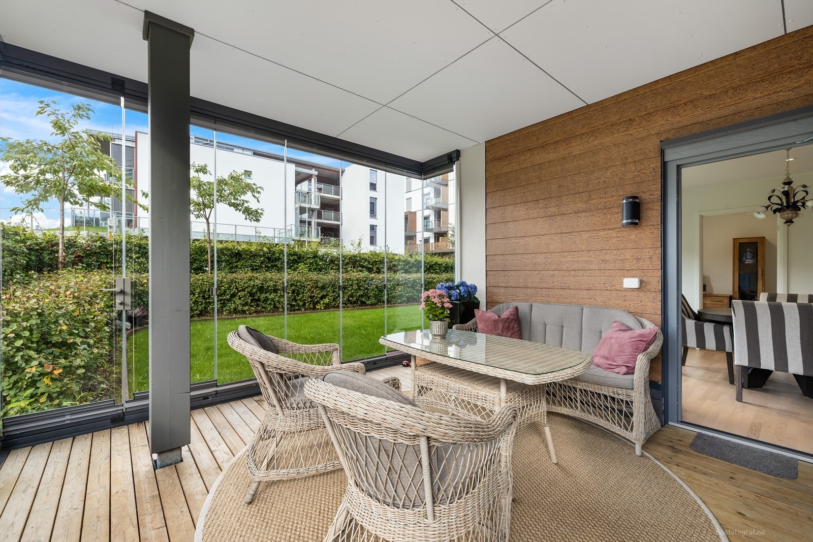 Inn glasset terrasse med adkomst fra stue Galleribilde