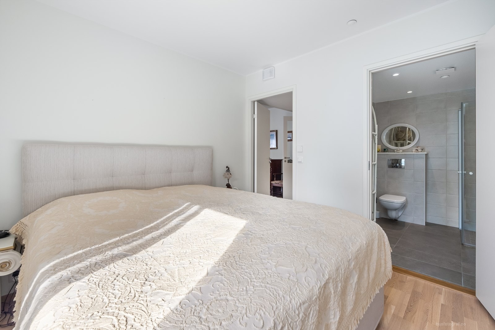 Fra soverommet er det inngang til badet. Galleribilde