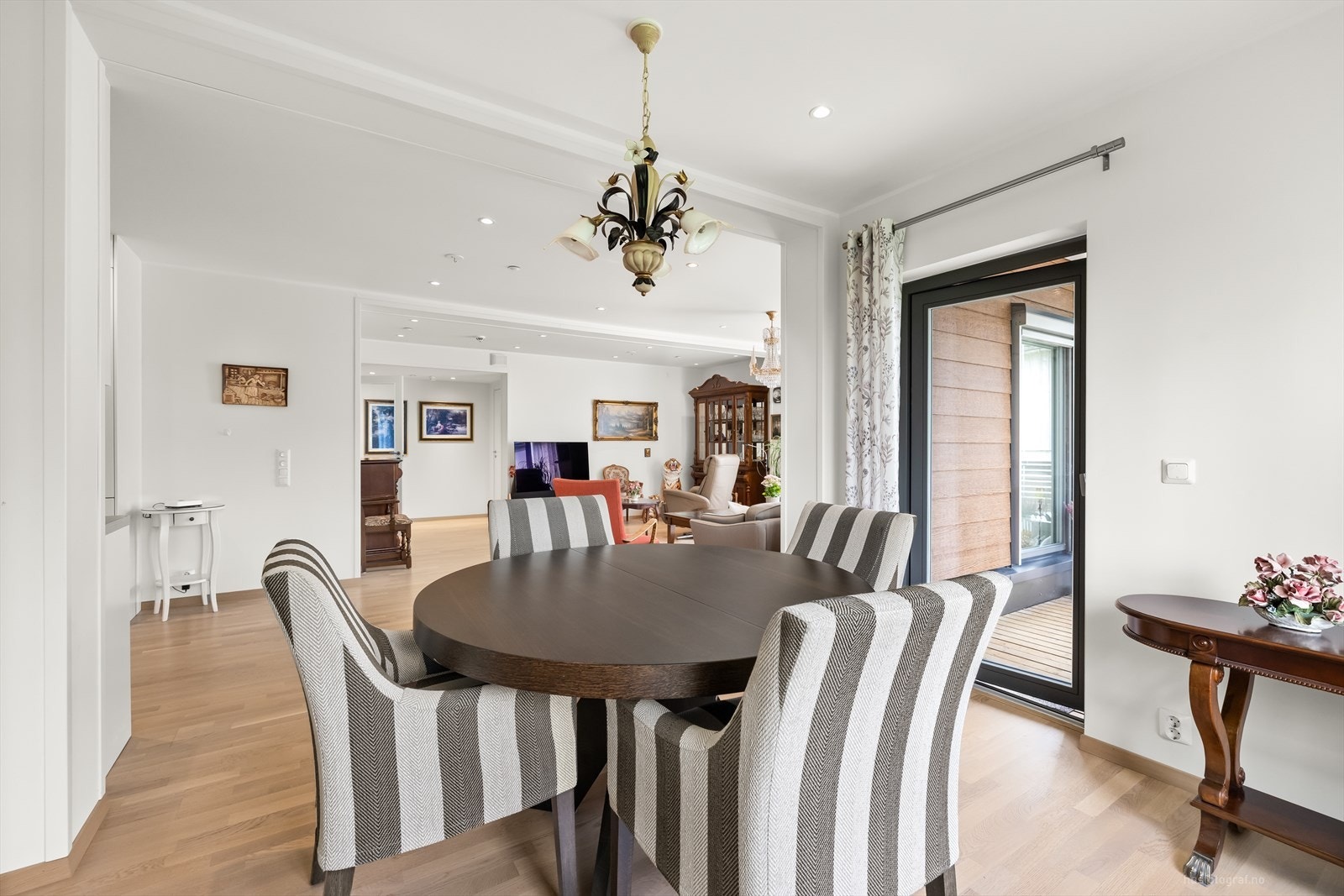 Fra spisestuen er det utgang til balkongen. Galleribilde