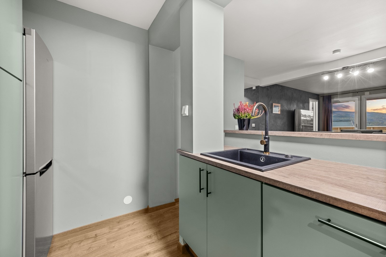 Kjøkkeninredningen er bestående av over- og underskap samt skuffer med god plass til oppbevaring Galleribilde