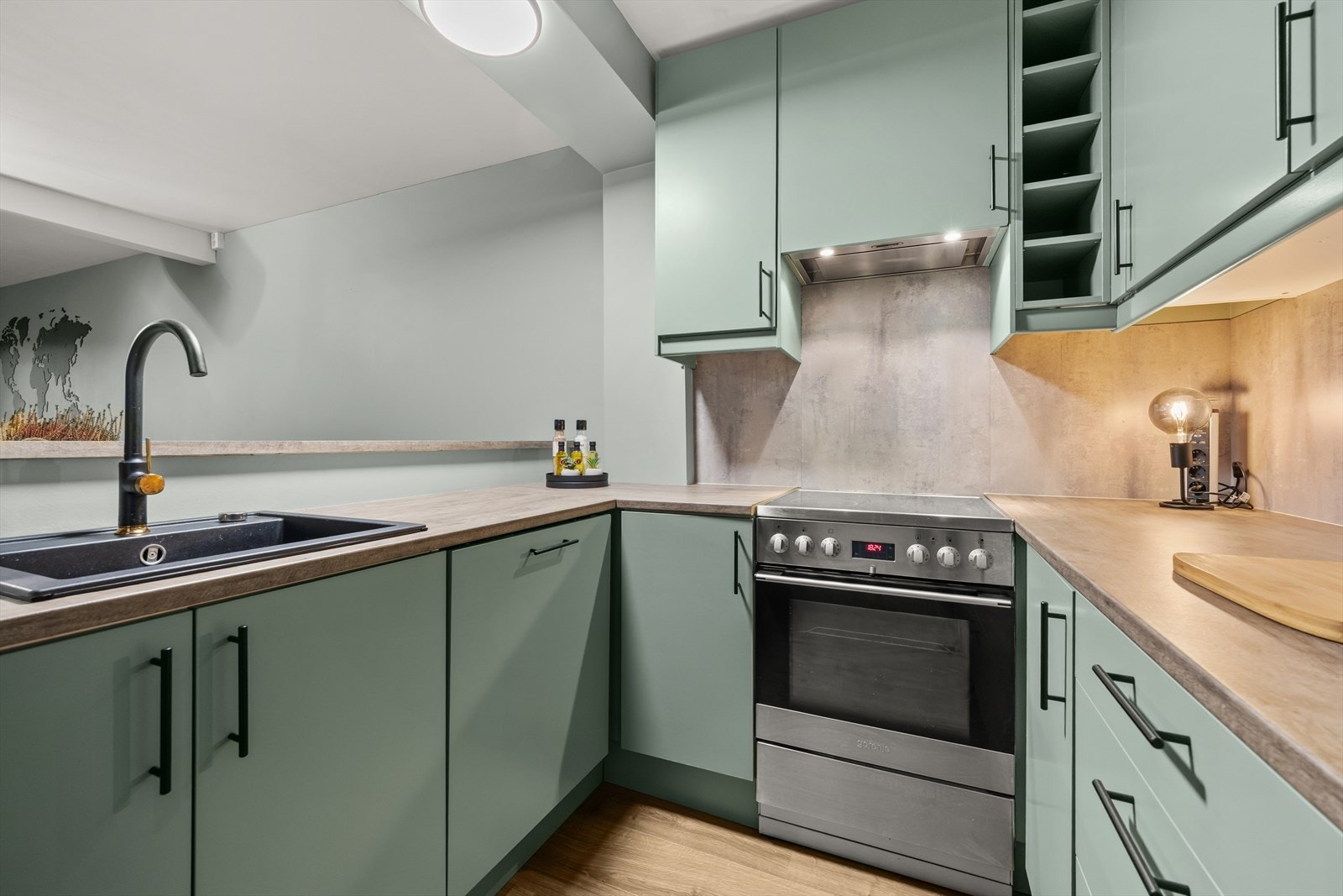 Kjøkkenet er utstyrt med hvitevarer som stekeovn, platetopp, oppvaskmaskin og frittstående kjøl/fryseskap Galleribilde