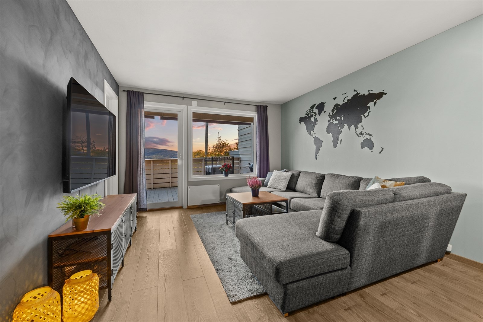 Stuen har fine overflater og store vindusflater som bidrar til godt med naturlig lys i oppholdsrommet Galleribilde