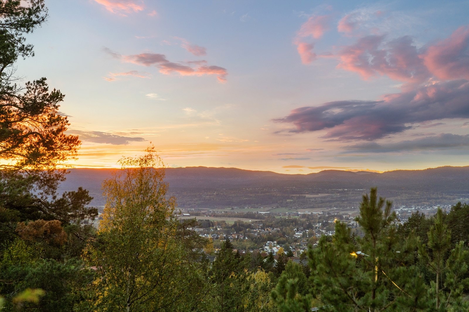 Beliggenheten er solrik med flott utsikt over nærområdet og Eikerbygdene Galleribilde