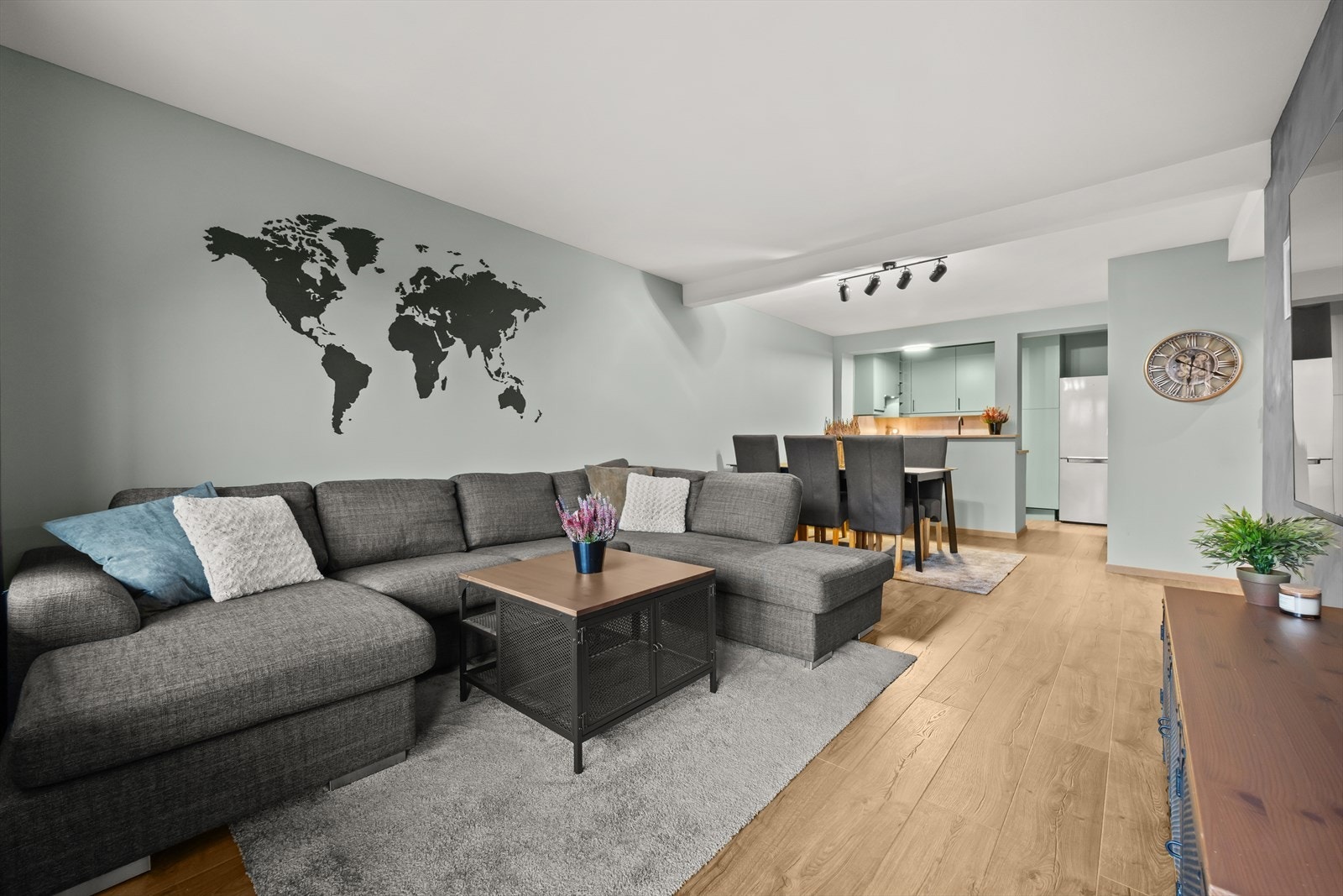 Stue med god plass til romslig sofagruppe Galleribilde