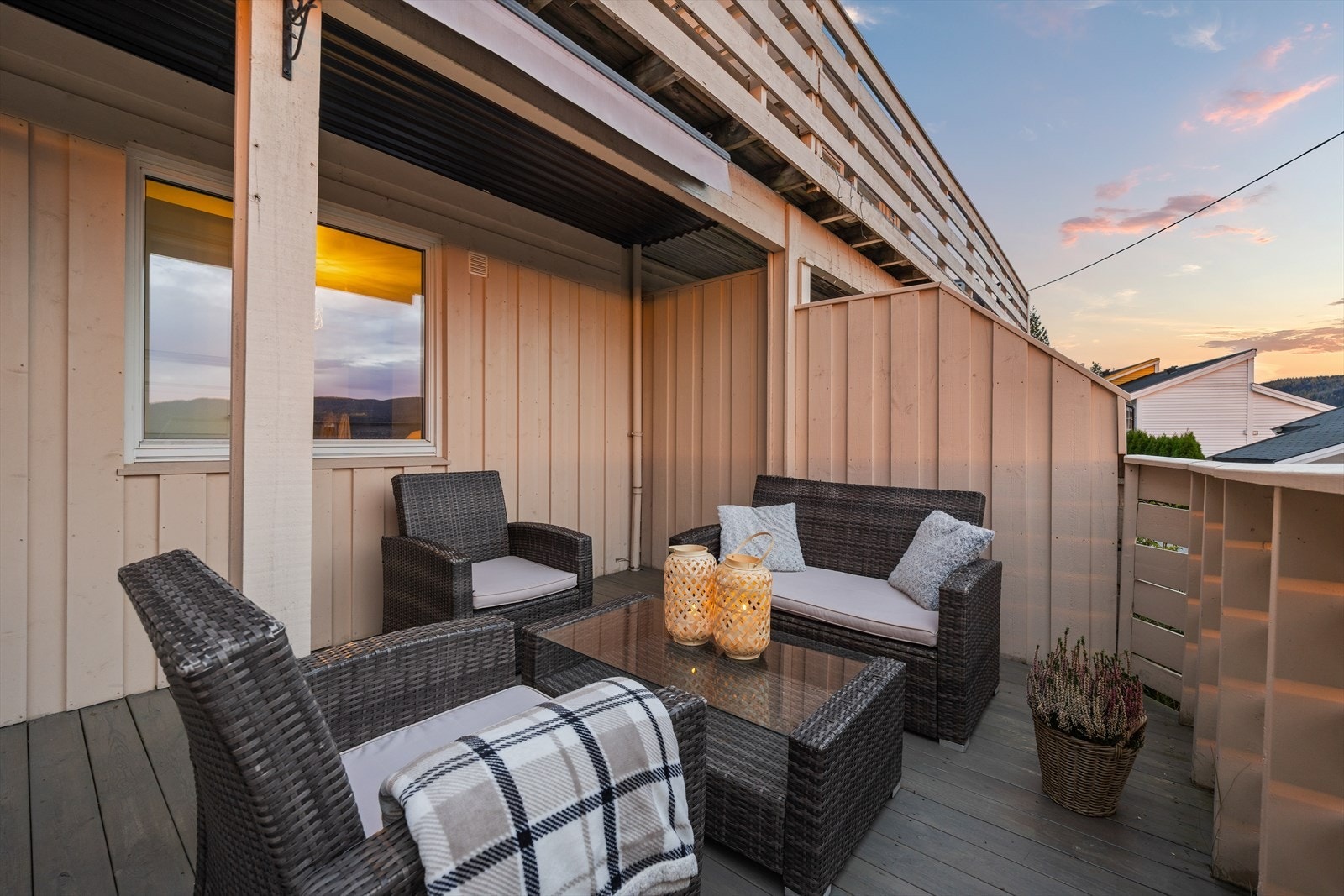 Terrassen er delvis overbygd og det er montert markise Galleribilde