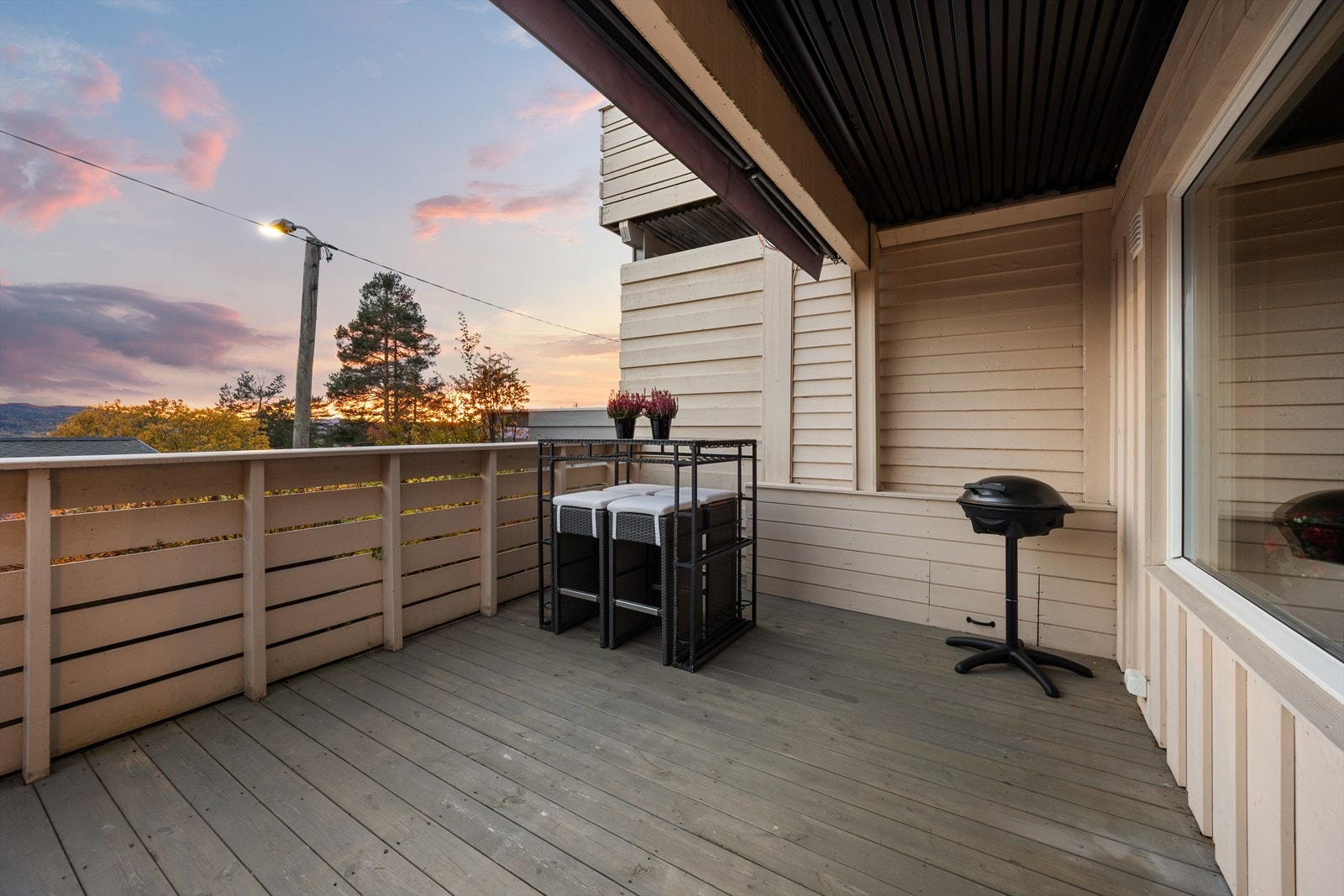 Terrassen er på hele 22m2 Galleribilde