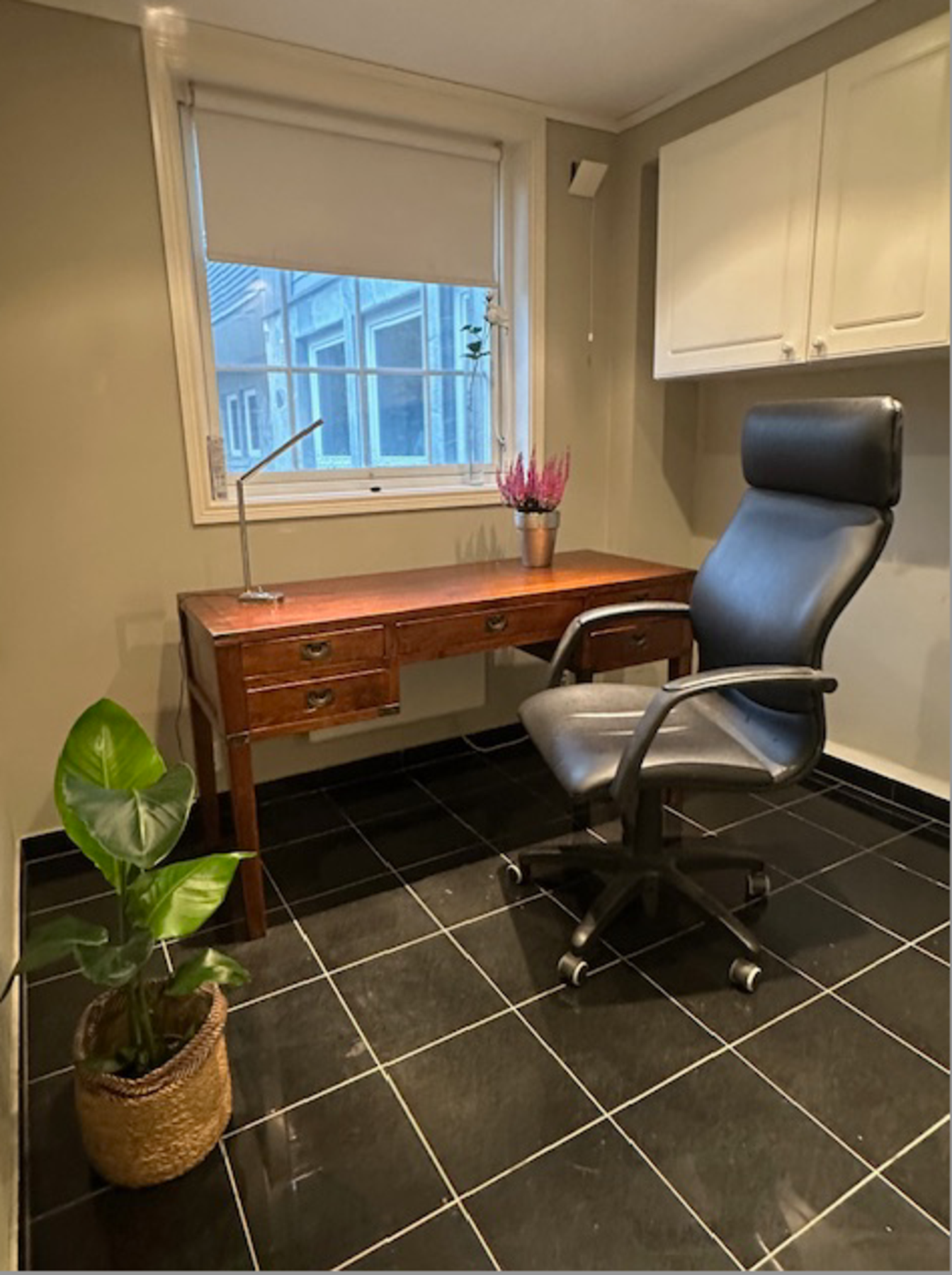 Enda en innredet del i bakkant av garasje med inngang til bad. Galleribilde