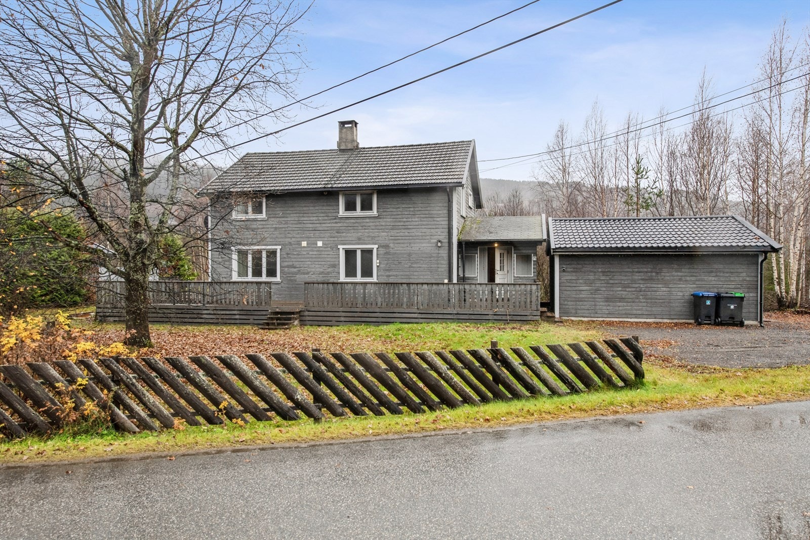 Hagen er opparbeidet med med gress, diverse pryd- og bærbusker samt gruslagt innkjøring/gårdsplass. Galleribilde