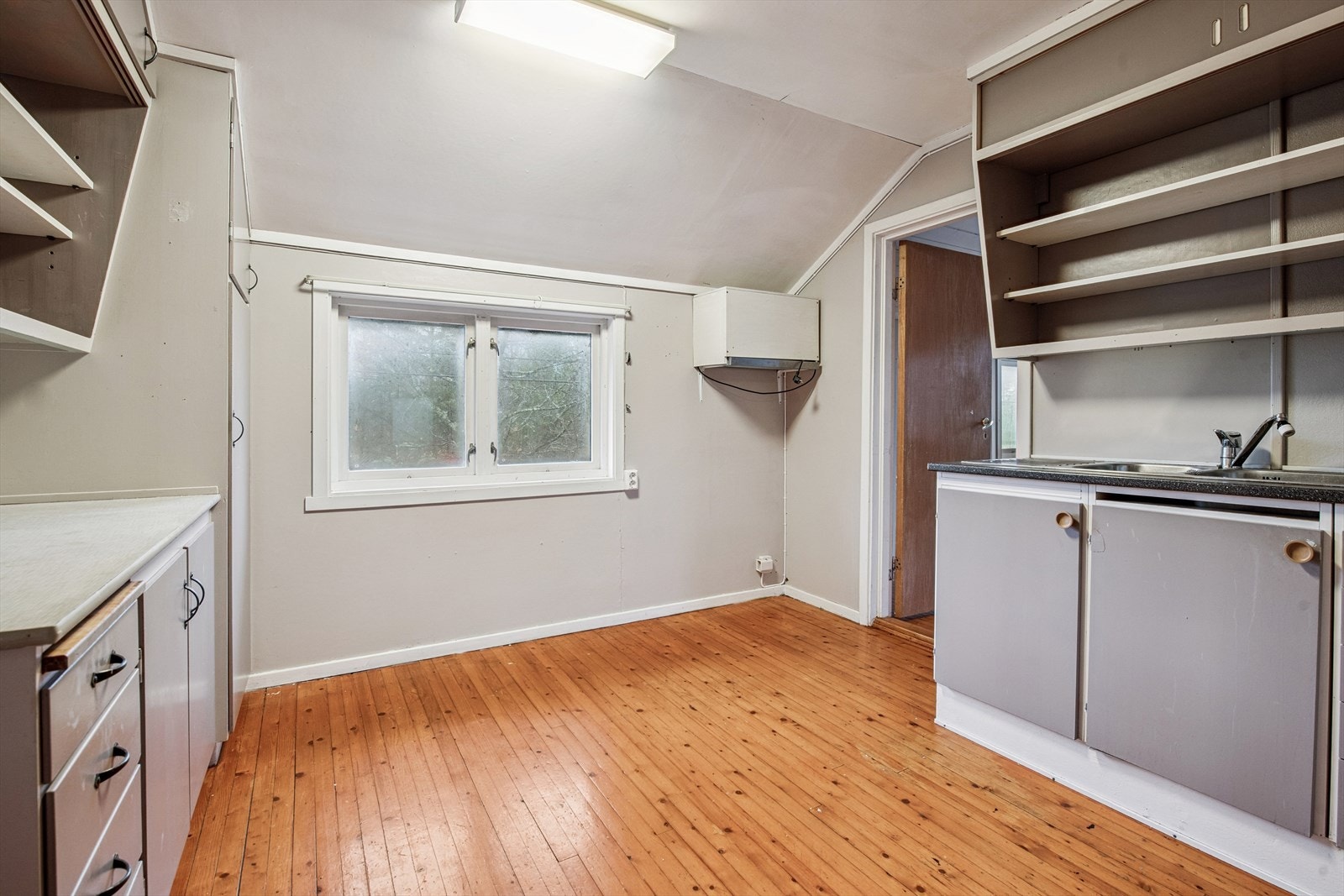 Kjøkken i 2. etasje har eldre innredning. Galleribilde