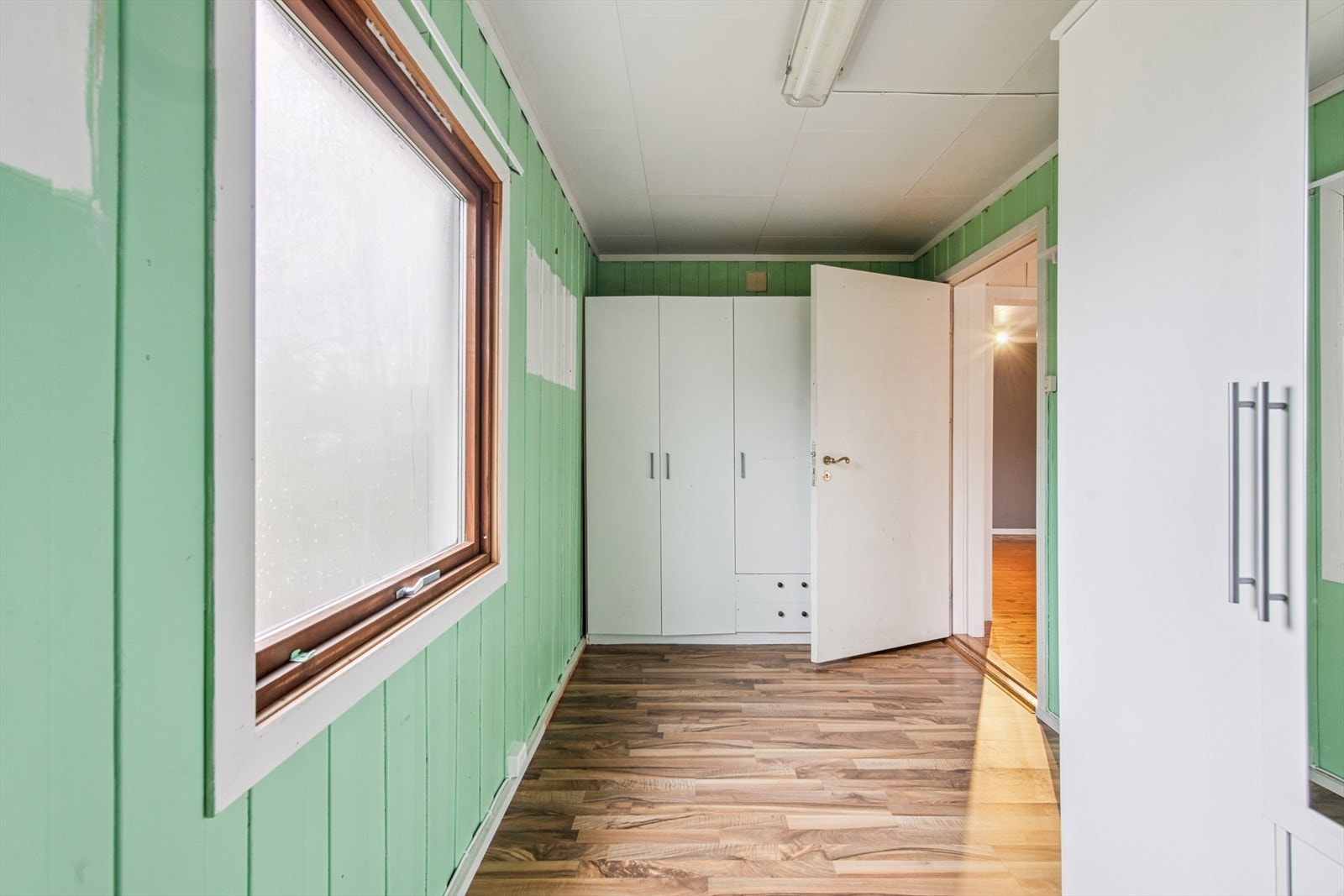 Soverom 2 ligger har rikelig med garderobeskap. Galleribilde