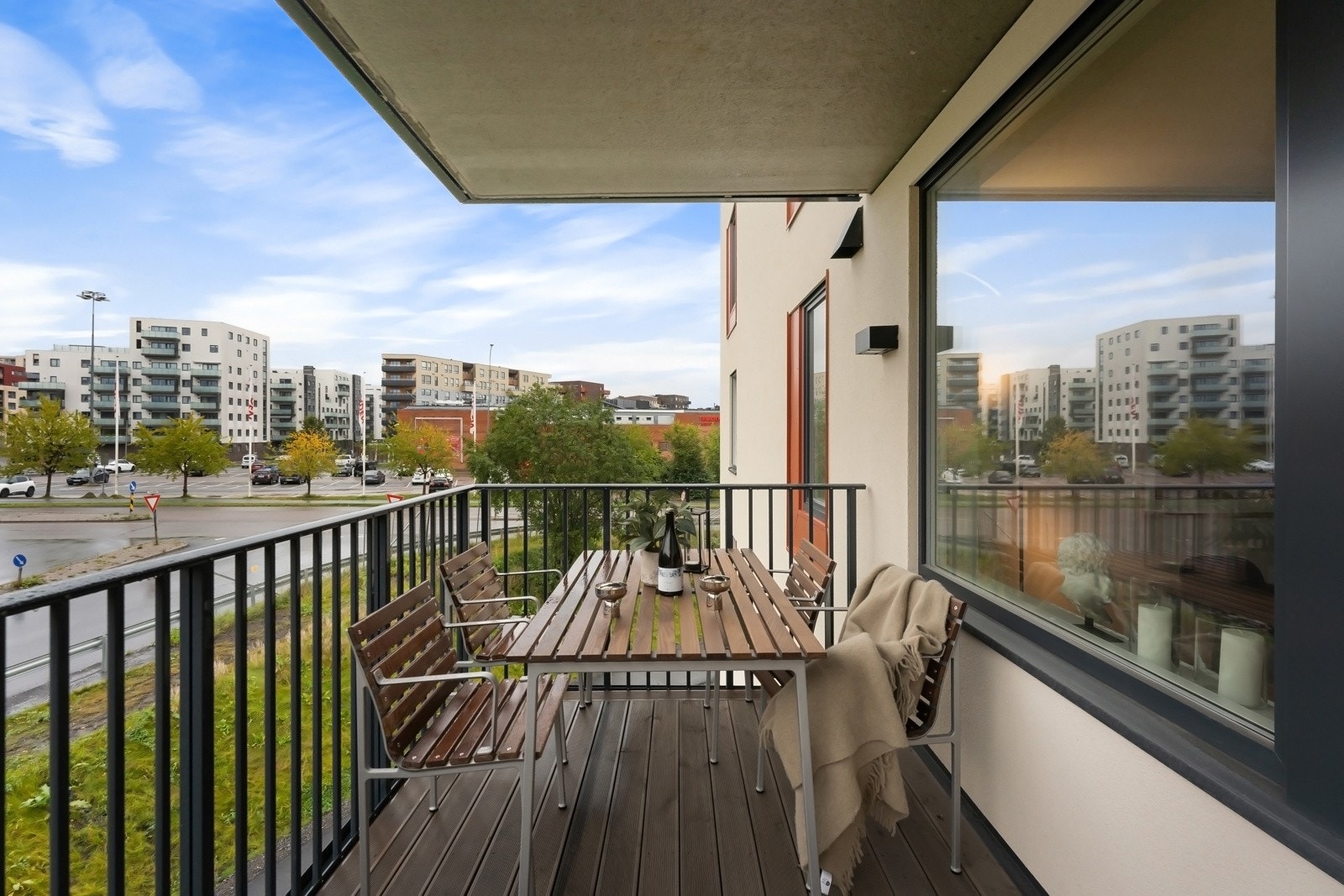 Balkongen blir en herlig forlengelse av stuen på varme sommerdager. Galleribilde