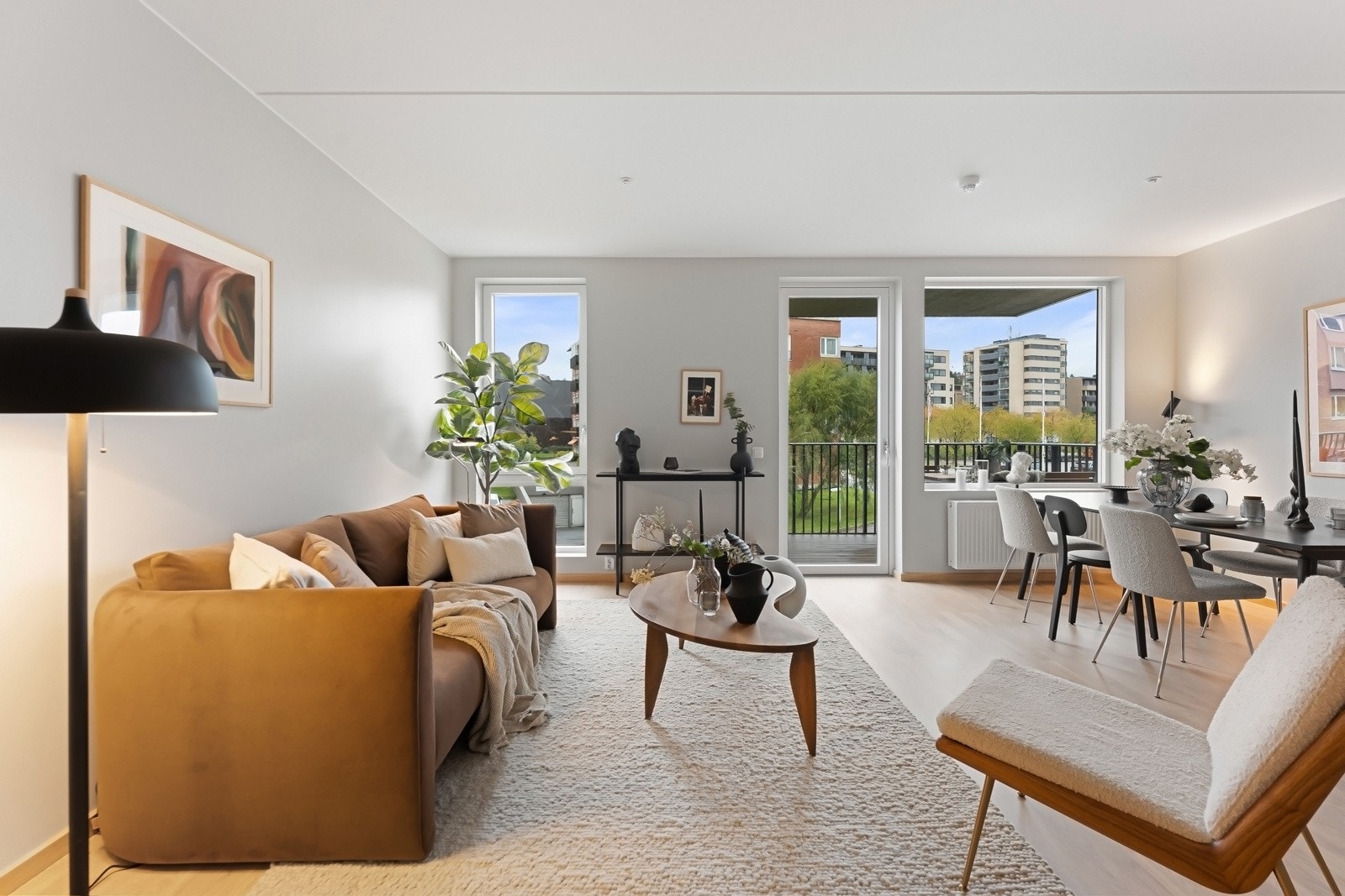 Stuen er et innbyende og lyst rom med lekker parkett på gulv, og slette vegger malt i lyse delikate fargetoner. Galleribilde