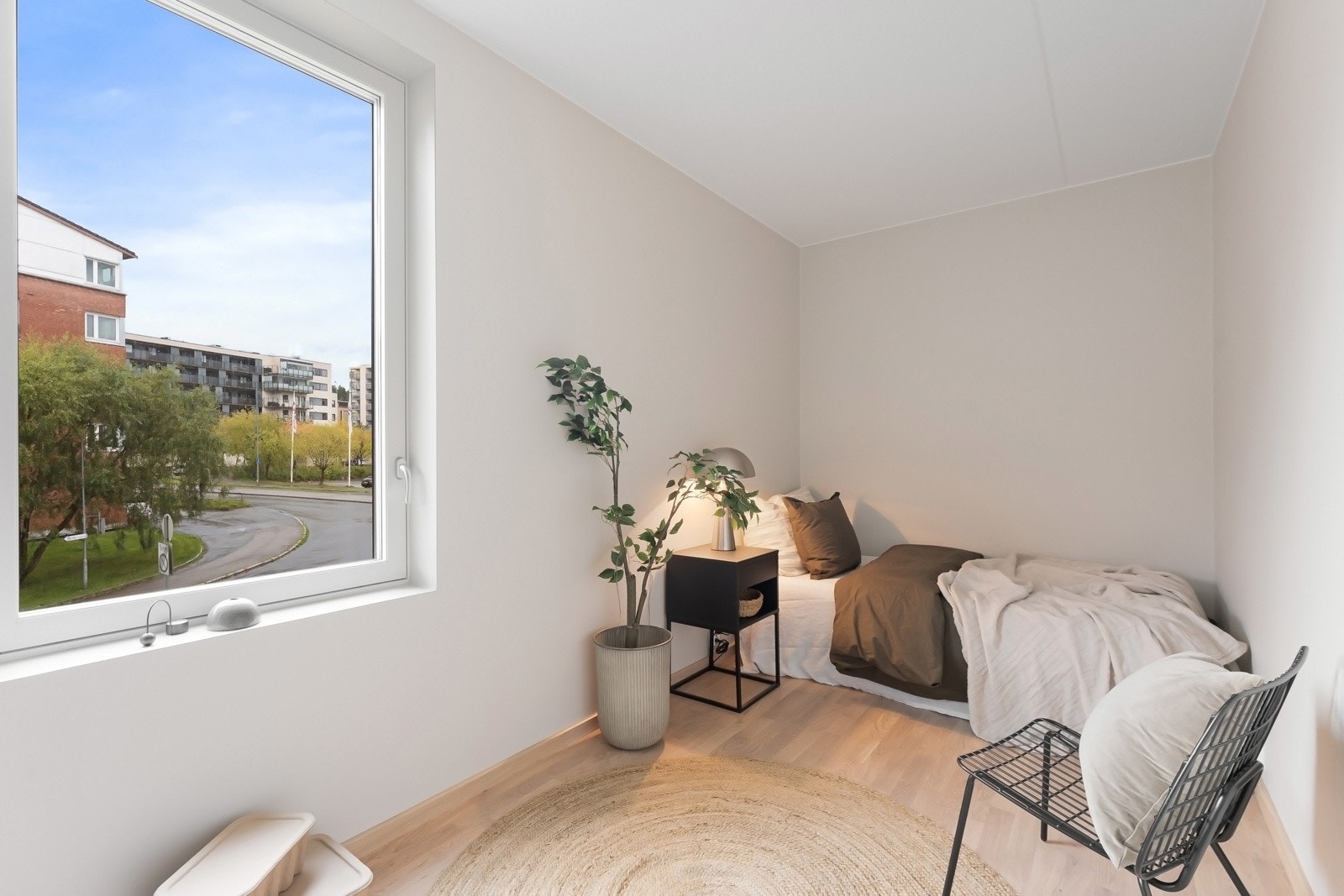 Soverom nummer to er lyst og innbydende, med mye naturlig lysinnslipp. Galleribilde