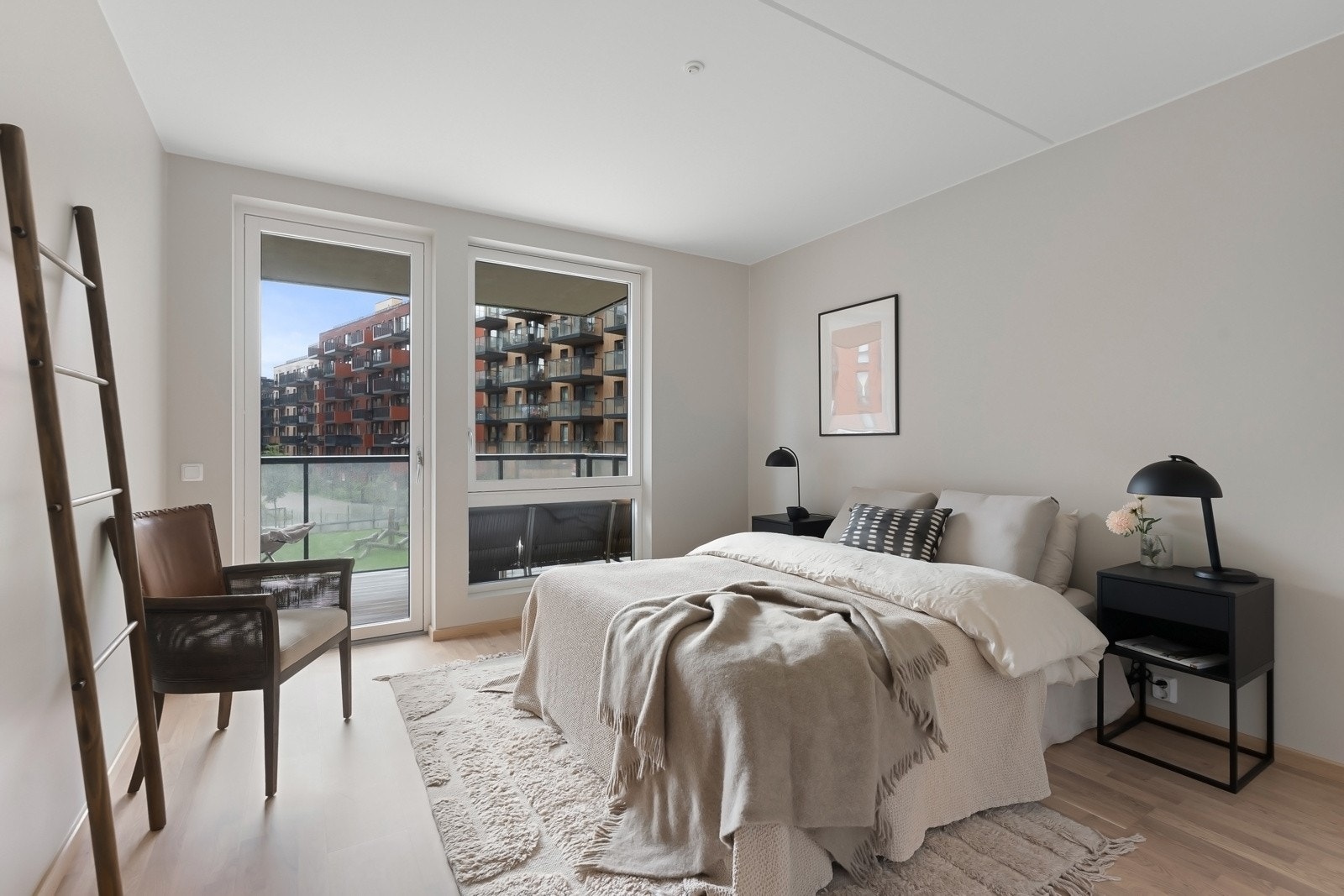 Hovedsoverommet er av god størrelse med plass til dobbeltseng og nattbord. Galleribilde