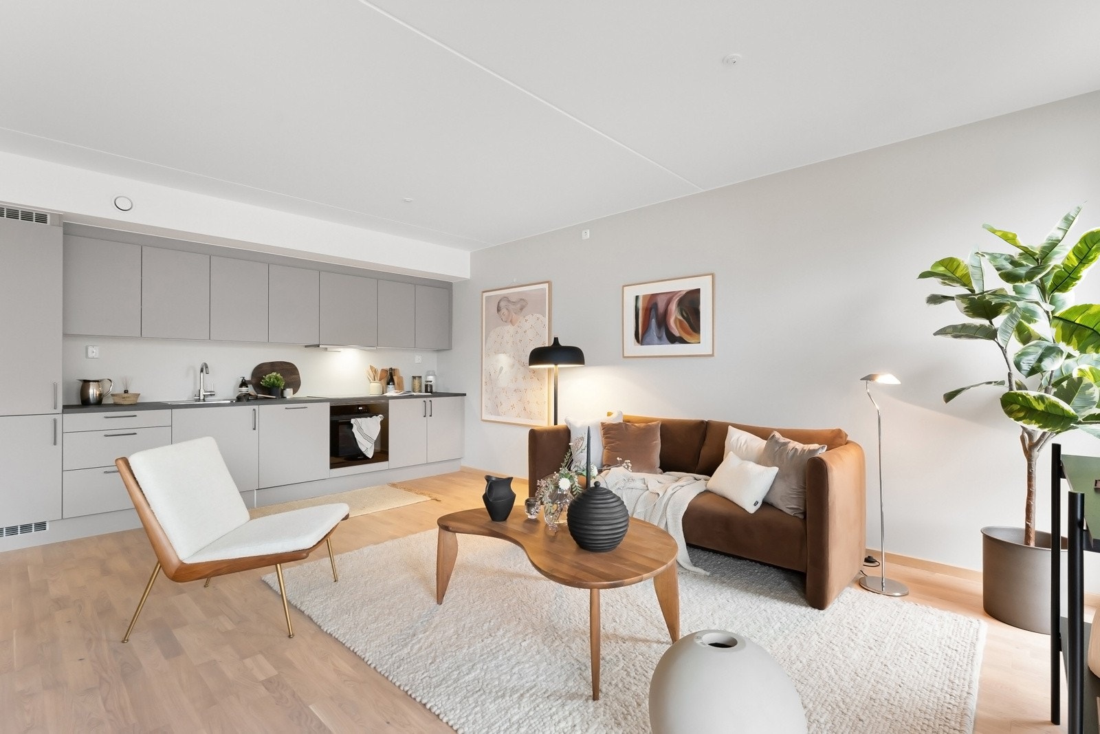 I en åpen løsning mot stuen finner du et stilrent, delikat HTH kjøkken. Galleribilde