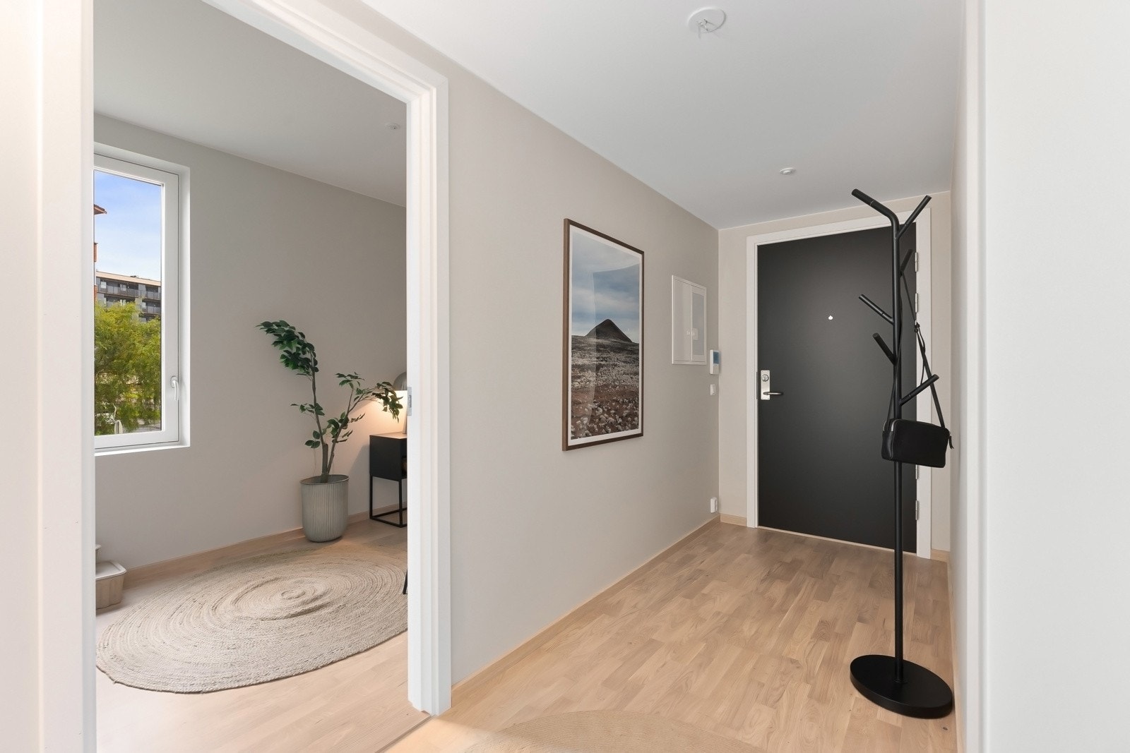 Entréen har god plass til oppheng av yttertøyet, og man kan enkelt etablere garderobeskap. Galleribilde