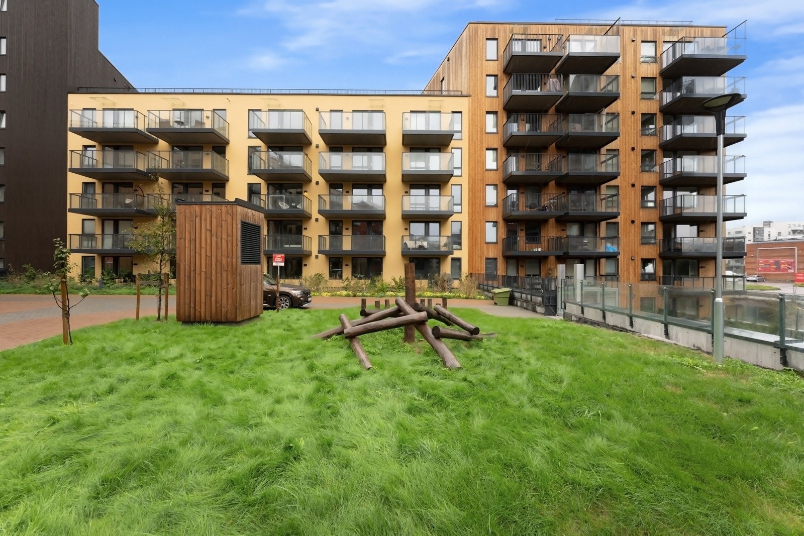 Det første som møter deg er sameiets flotte fellesarealer og moderne fasade. Galleribilde