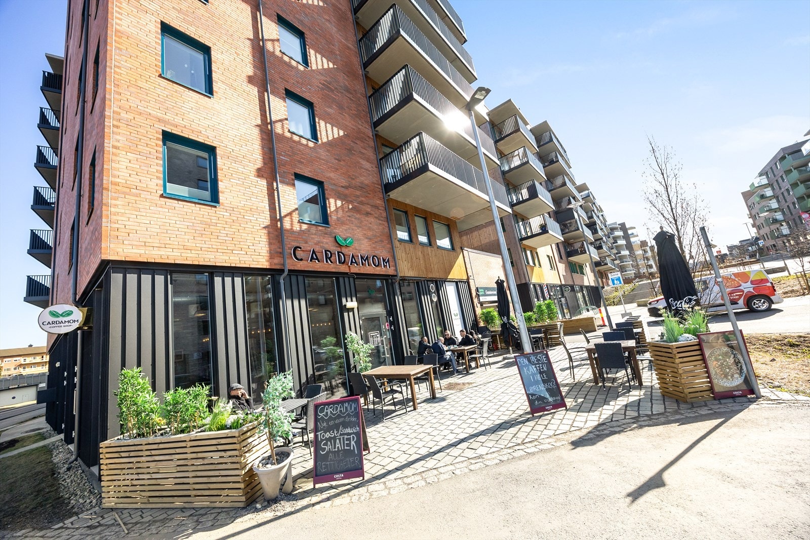 Nærområdet har flere hyggelige kafeer og restauranter, som Cardamom. Galleribilde