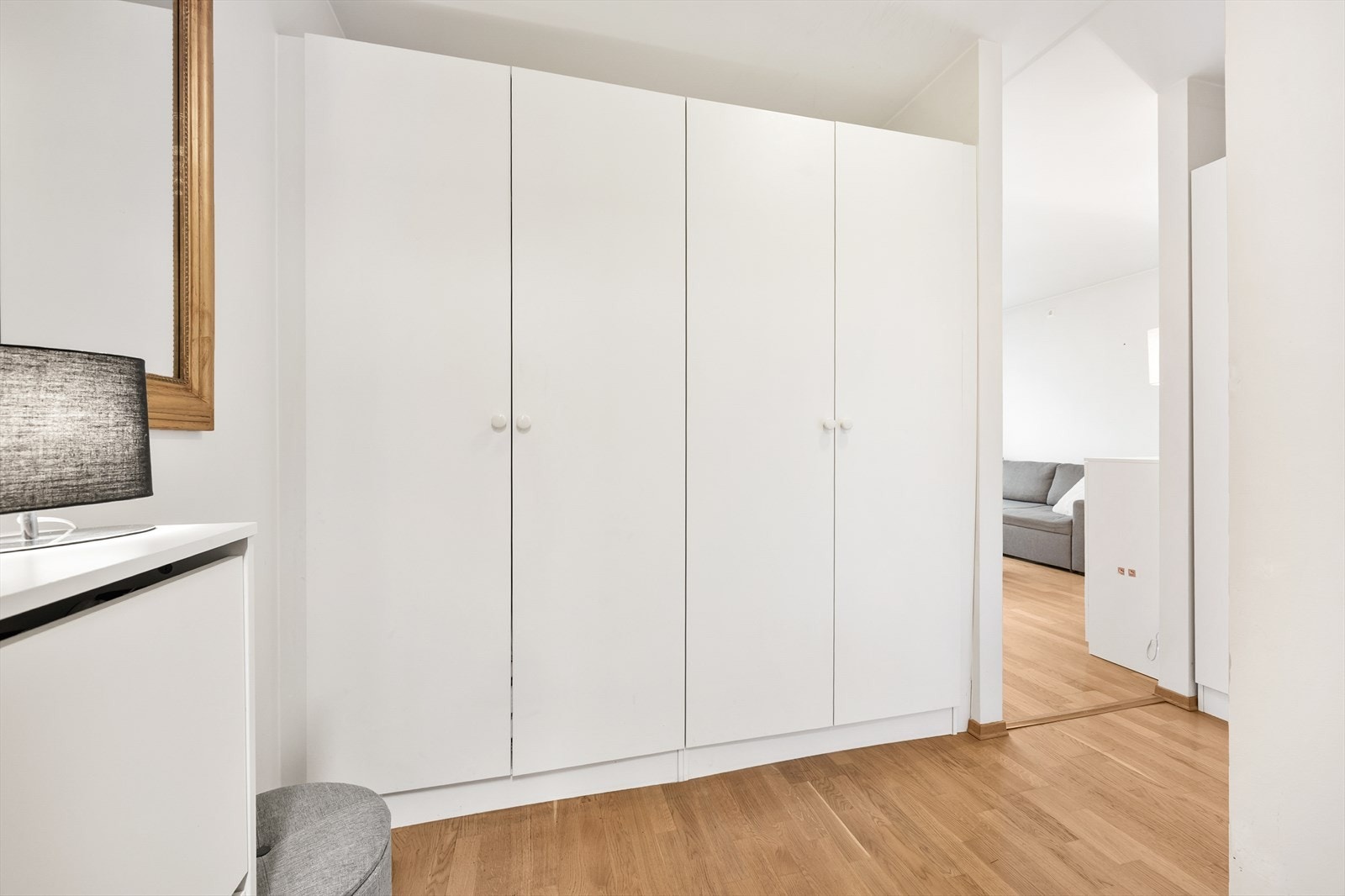 Velkommen inn! Entréen er lys og luftig med hvitmalte vegger, stort garderobeskap og parkett på gulv. Galleribilde