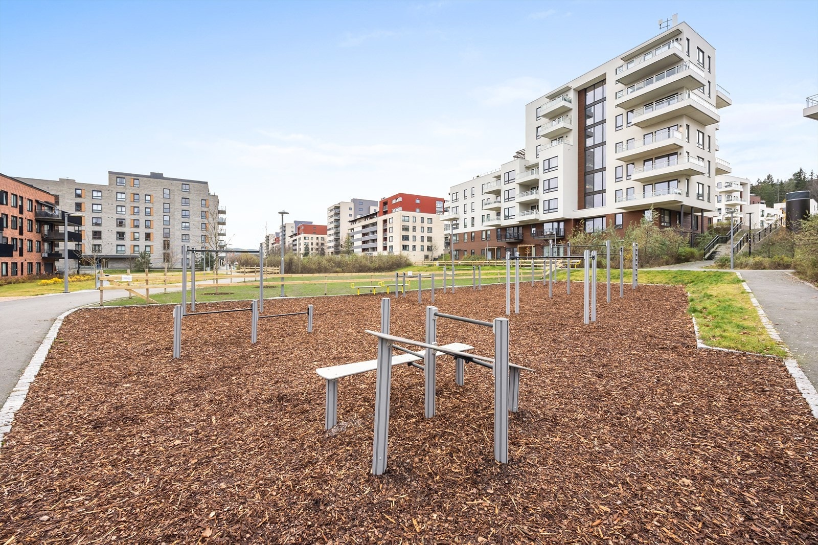 I parken finnes det også et utendørs treningsanlegg til fri benyttelse. Galleribilde