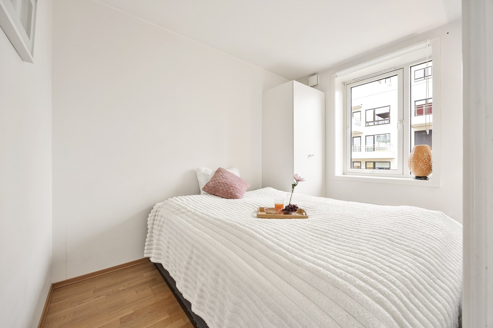 Soverommet er lyst og luftig i tråd med resten av leiligheten. Galleribilde