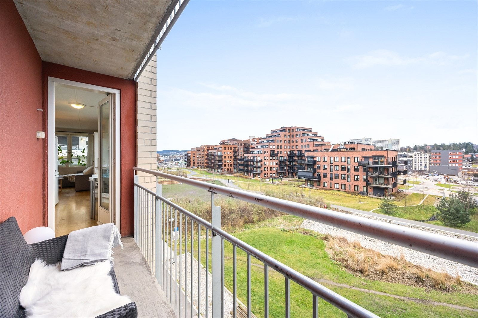 Leiligheten har en fin og skjermet intern plassering, like ved Triaden senter. Galleribilde