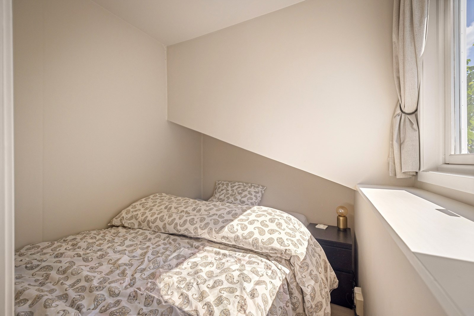 Alkoven oppleves som ett soverom både i utforming og i lysinnslipp. Det store vinduet kan åpnes, så det er enkelt å lufte i soveavdelingen. Galleribilde