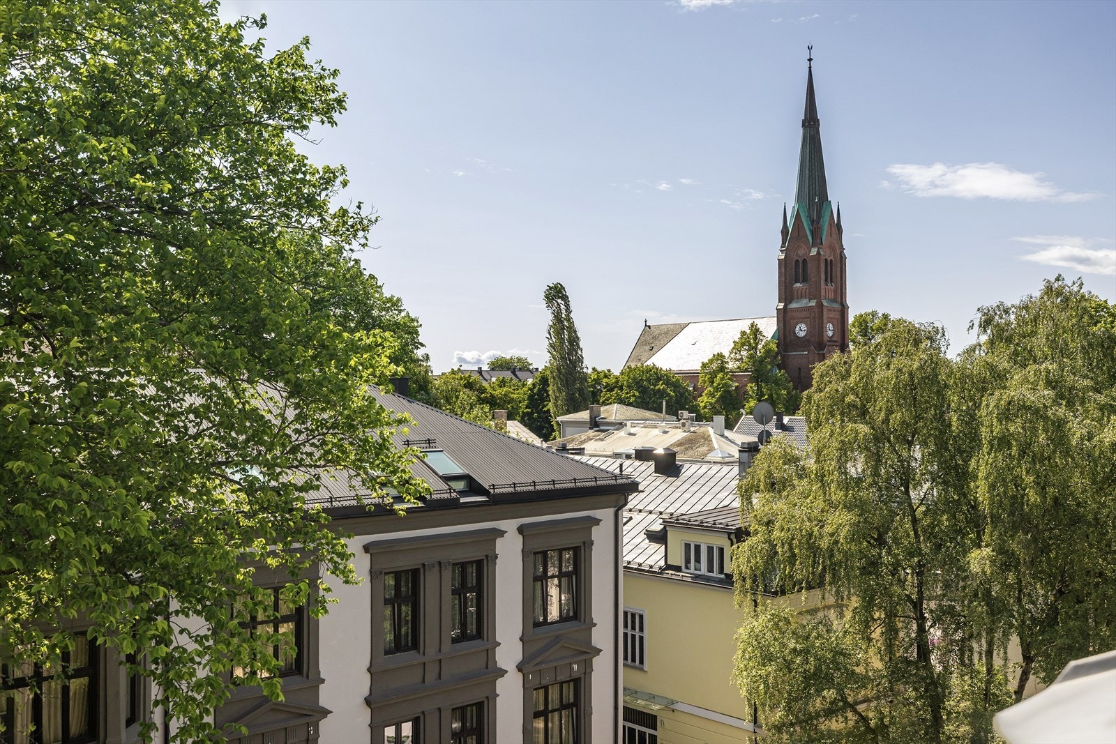 Du ser rett mot Uranienborg Kirke med tretoppene og takene som bader i sol. Galleribilde