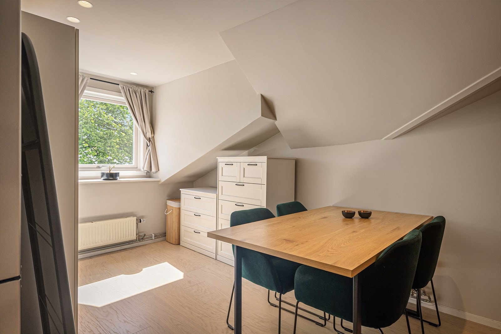 I tillegg til spisebord og sofa er det bra med oppbevaringsplass i garderobeskapene. Galleribilde