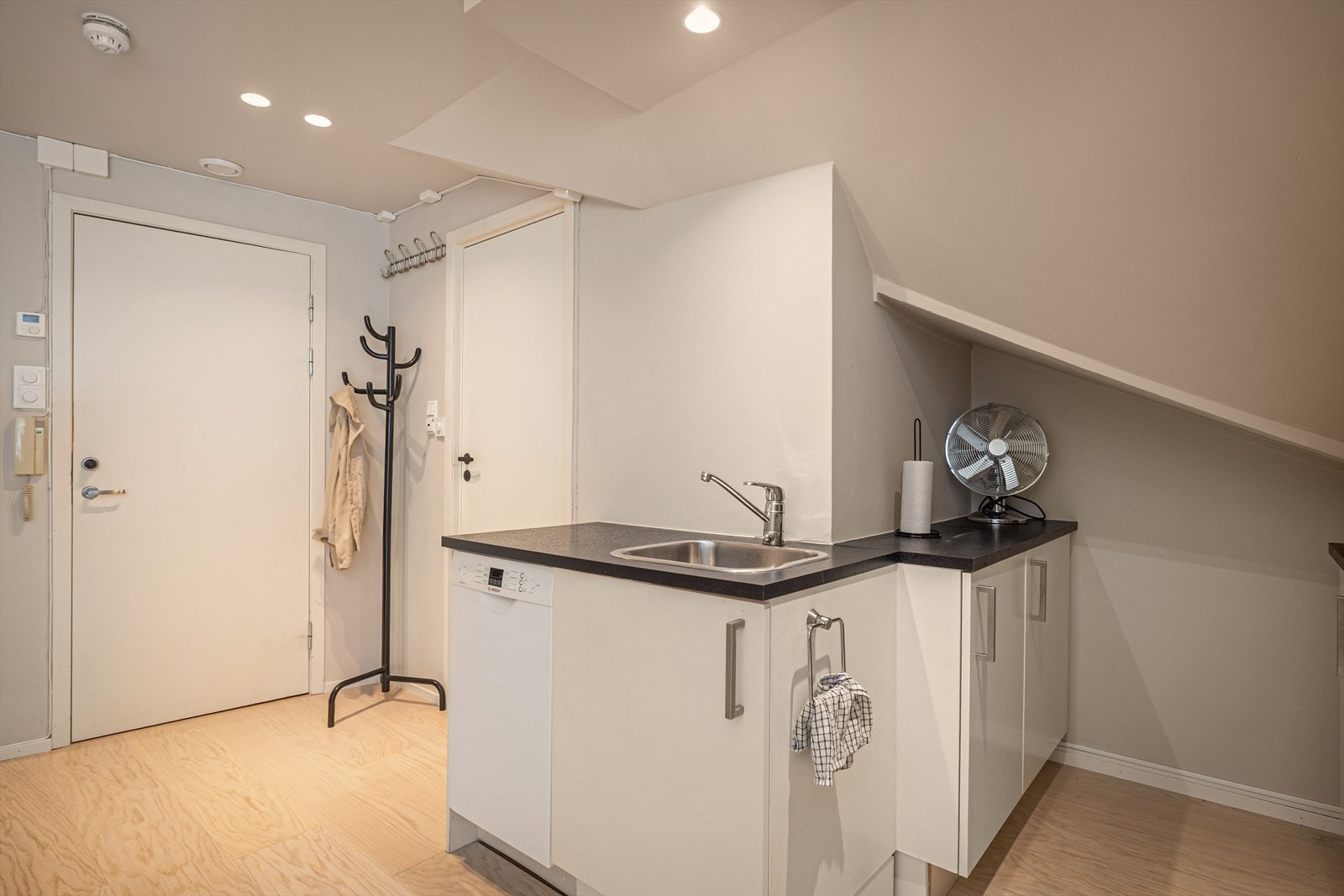 Kjøkkenet har godt med oppbevaringsplass og arbeidsrom. Galleribilde