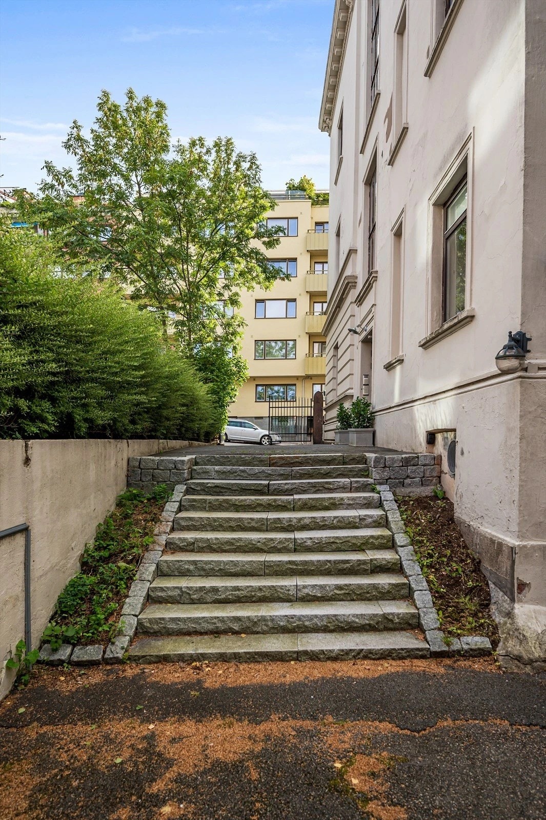 Nydelig opparbeidet gårdsrom med parkering og frodige hager. Galleribilde